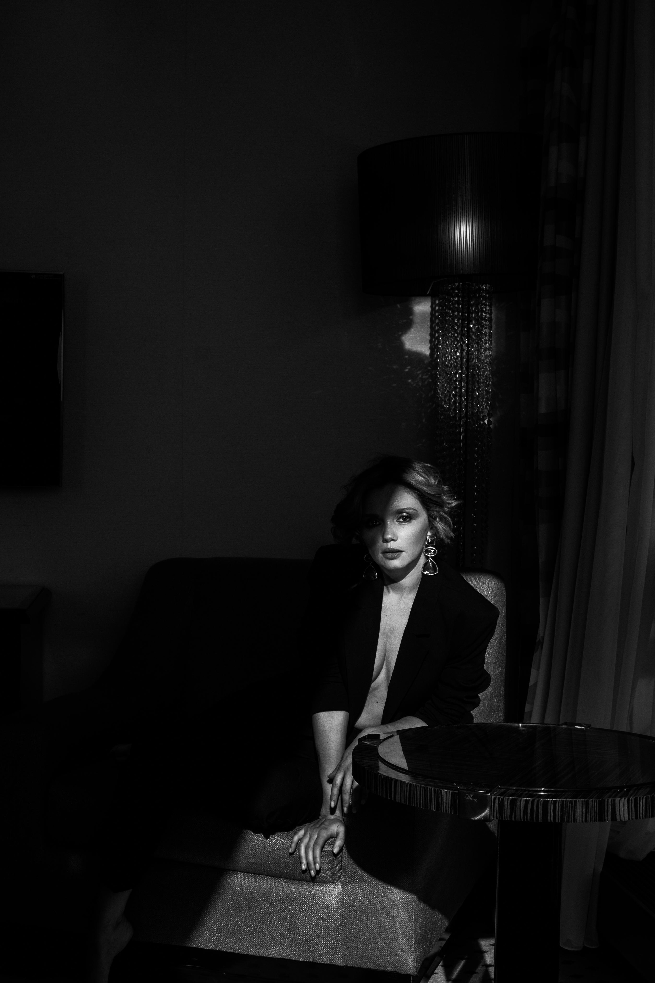 Черно-белая фотография девушки в пиджаке на голое тело