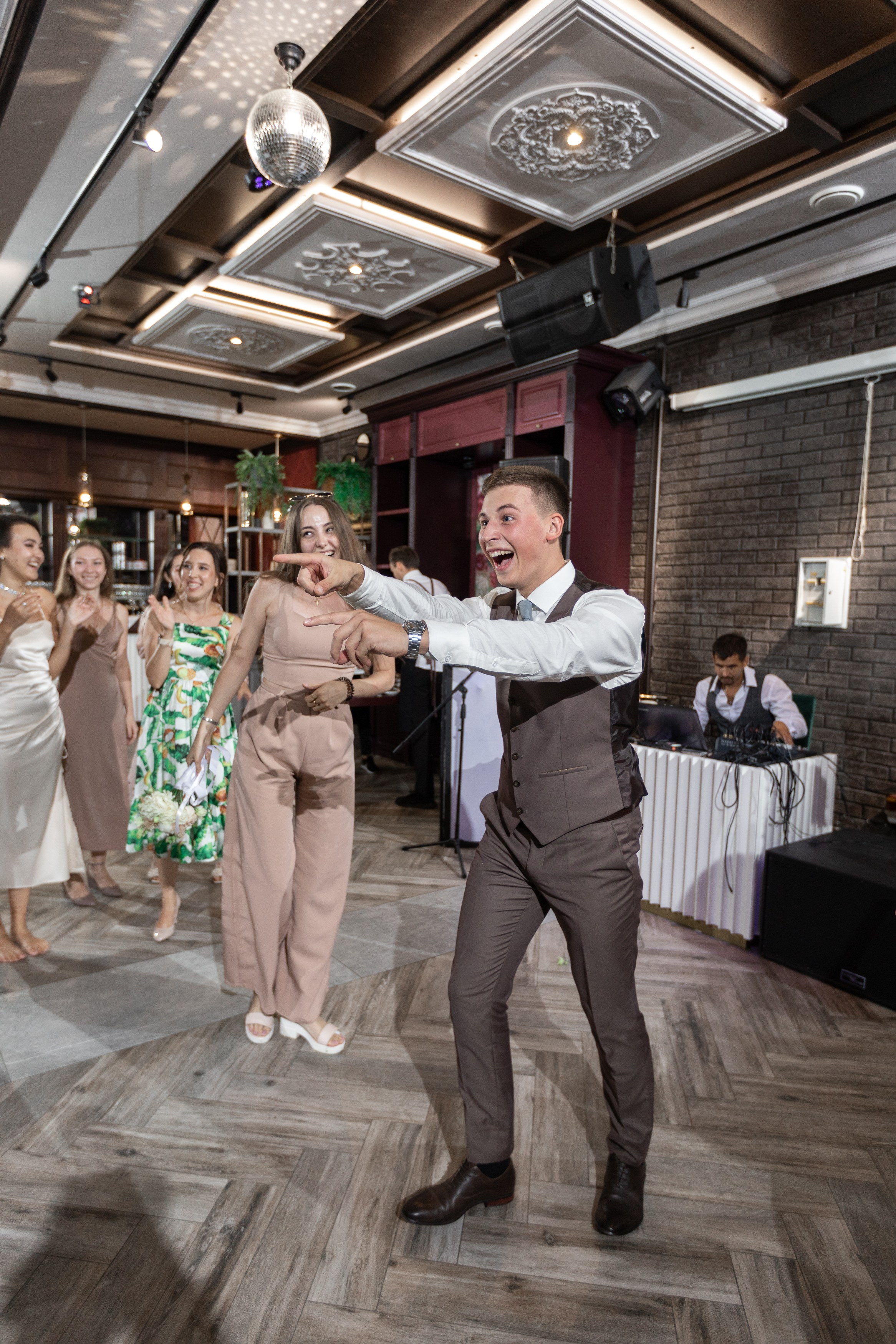 Свадебный фотограф Уфа — Руслан ГабдлисламовЖивые эмоции, красивые кадры, воспоминания на всю жизнь.Работаю по всей Республике Башкортоста. Свадебный фотограф Уфа Руслан Габдлисламов