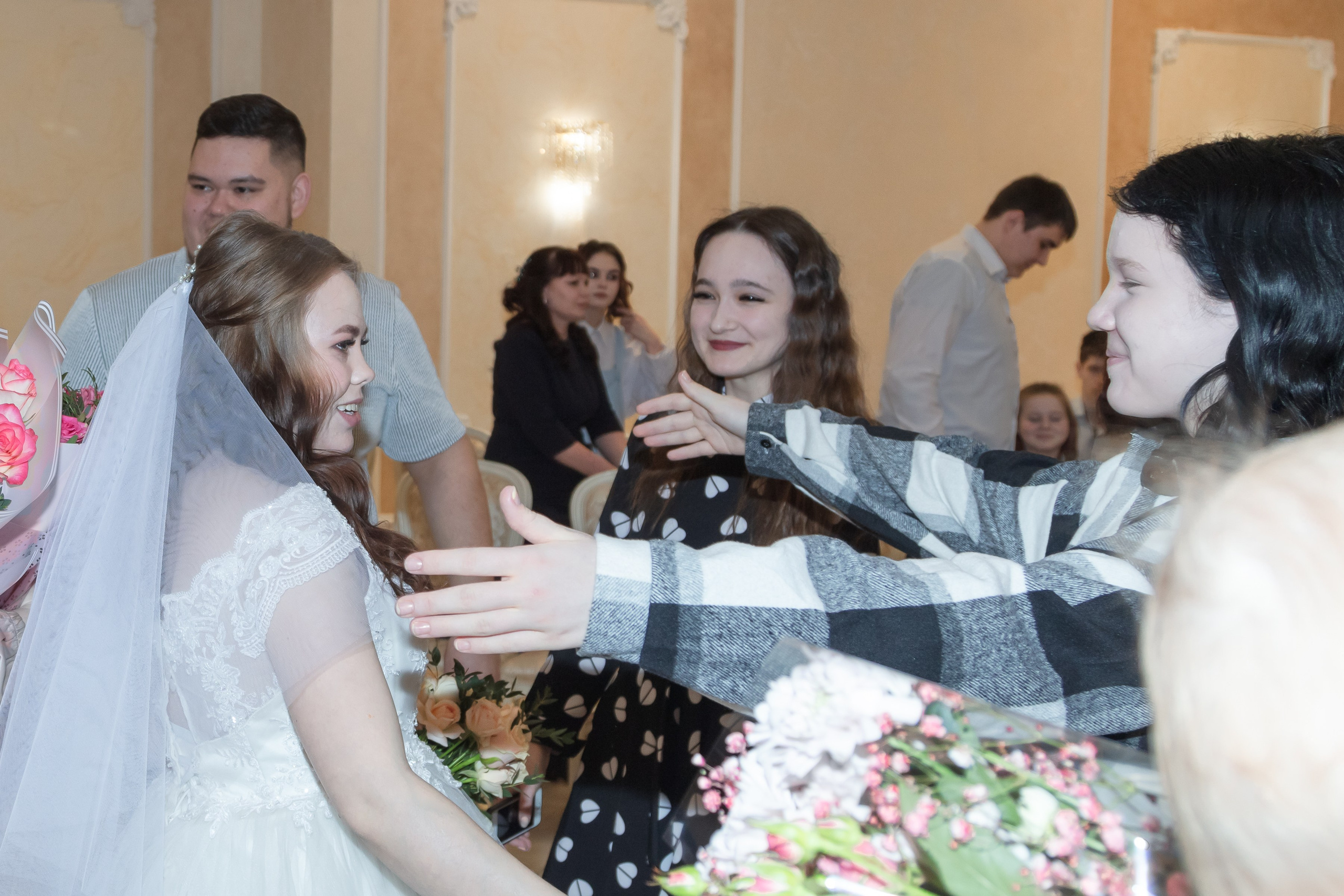 Девушка спешит к невесте с поздравлениями