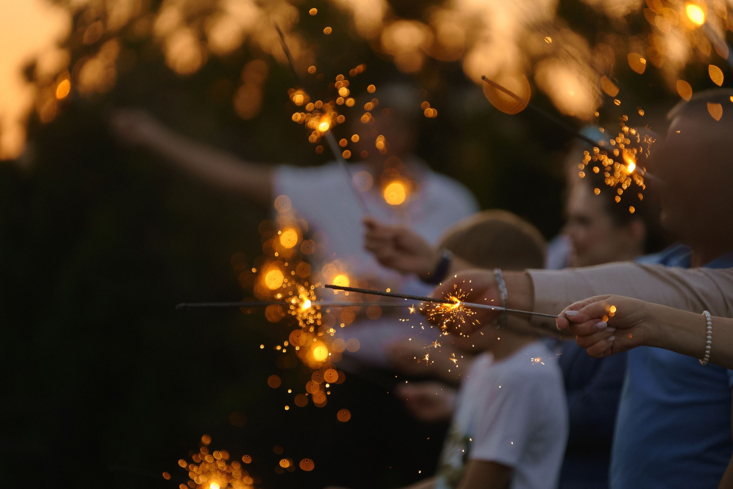 Бенгальские огни в руках гостей — детали вечернего момента на свадьбе