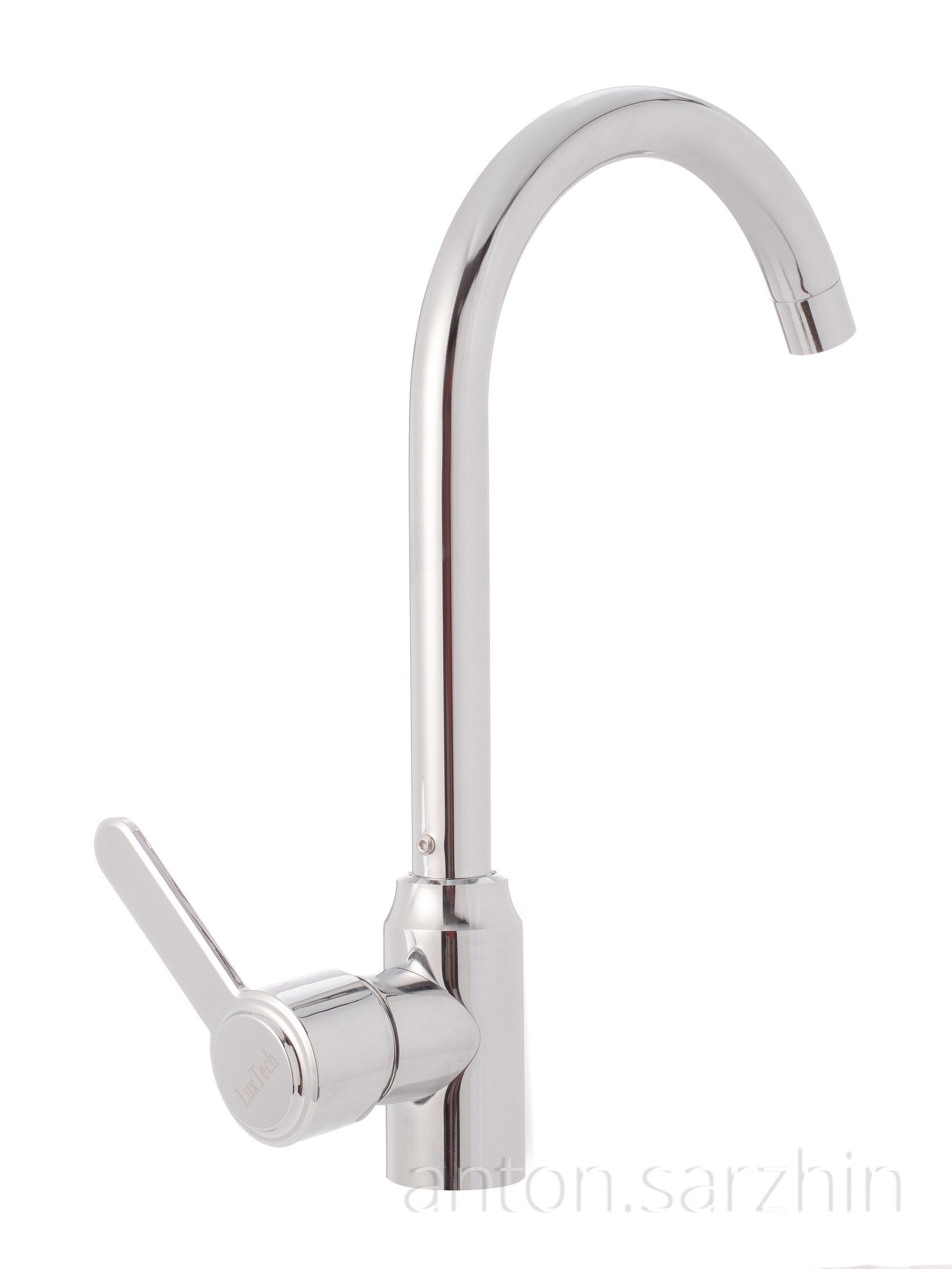 Хромированный смеситель для ванной комнаты