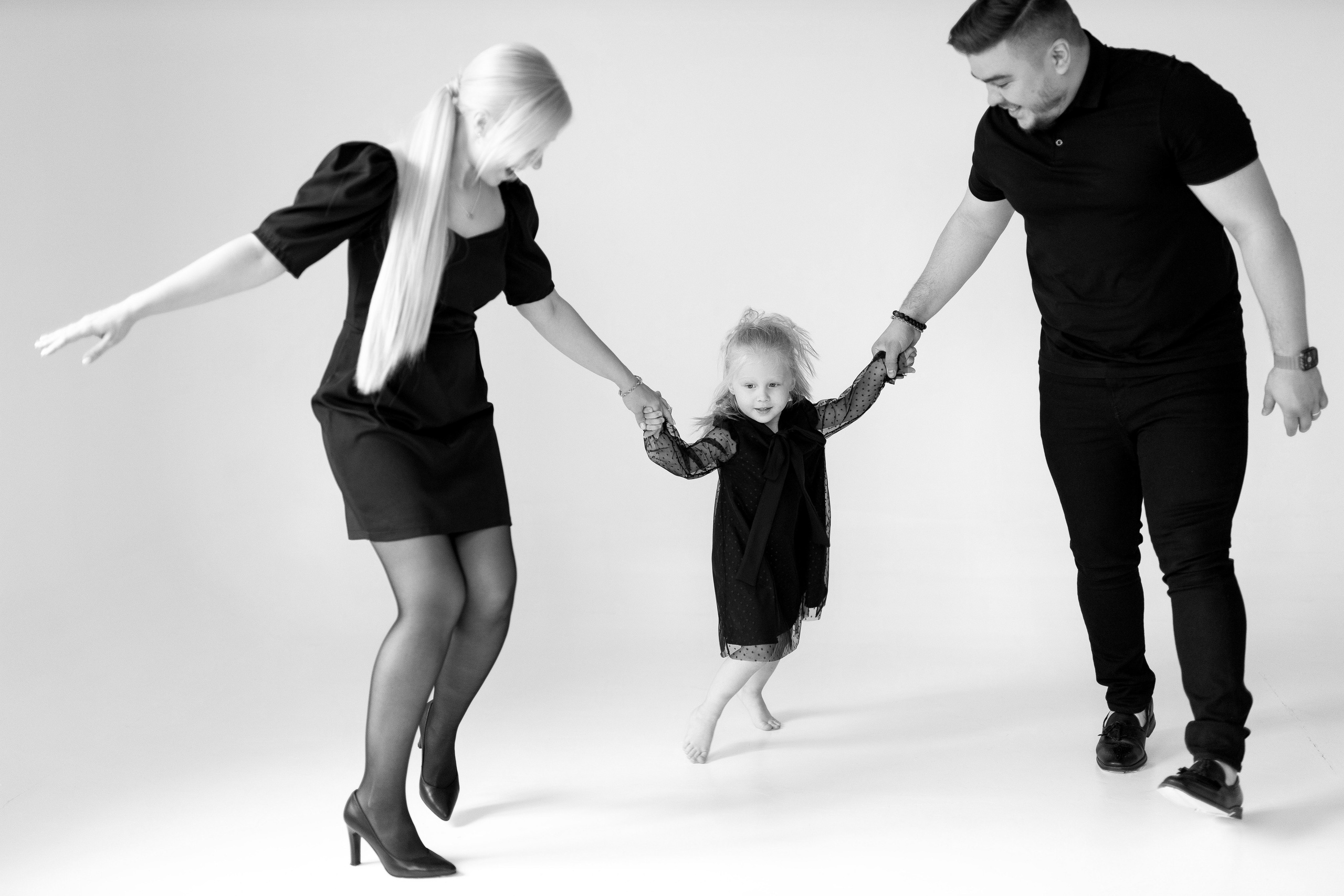 Семейная фотосессия монохром. Свадебный и семейный фотограф в Алматы Алексей Балышев