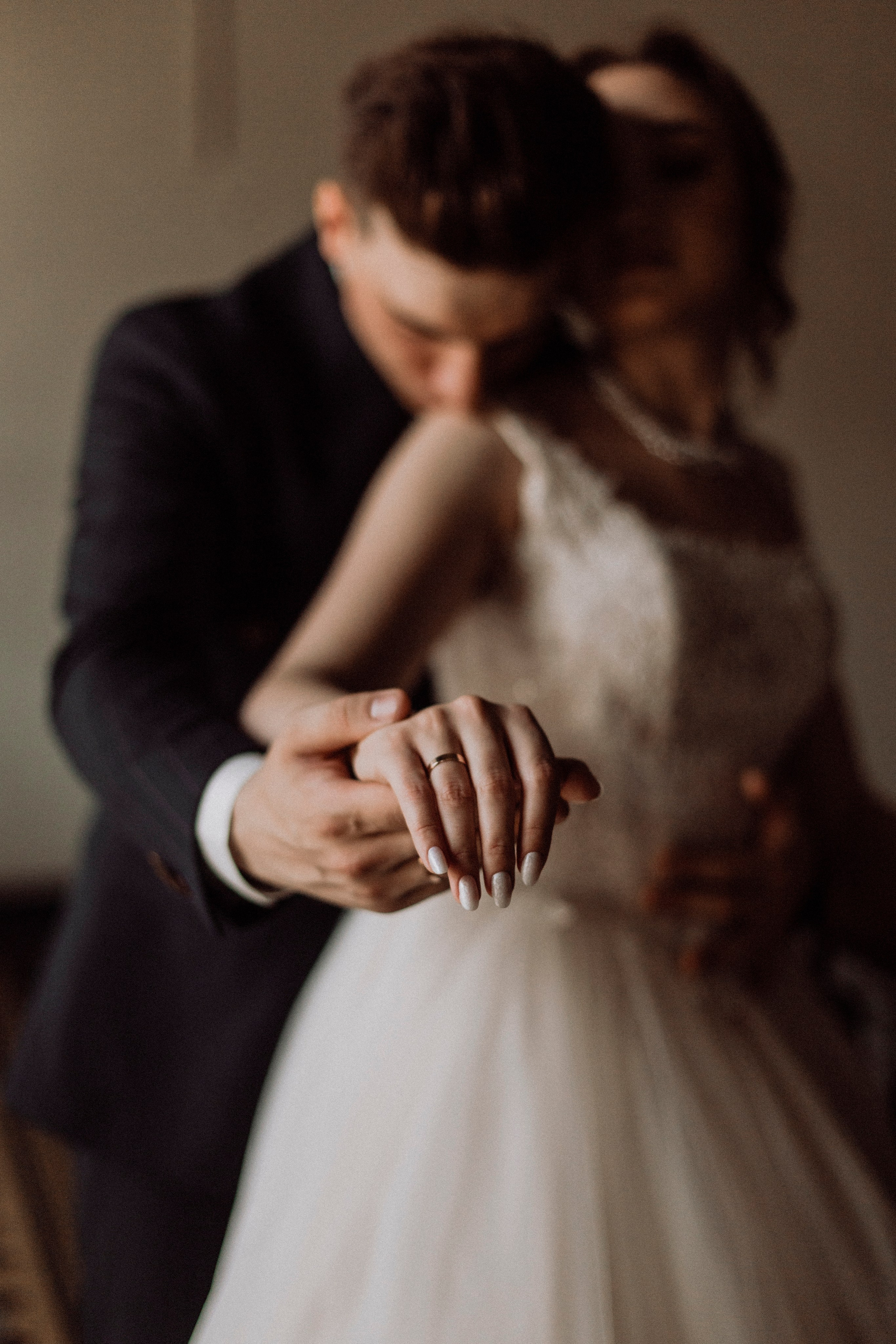 свадебная фотосессия на витебском вокзале необычная локация для свадебной фотосессии свадебный фотограф в питере любить камерная свадьба только вдвоем ретро-вайб атмосферные фотографии фотограф с душой санкт петербург калининград москва касания семейный альбом ценить моменты создавать любовь