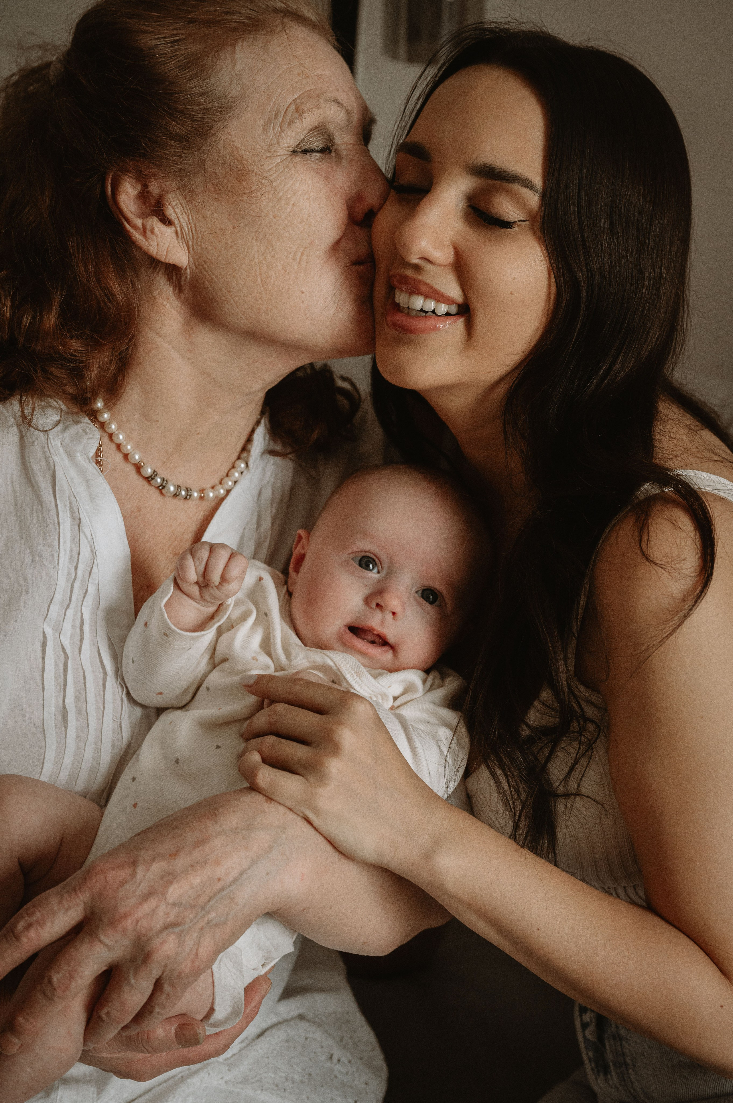 Малышка Зои с мамой и бабушками. Фотограф беременности и семьи, домашние съемки, Ньюборн