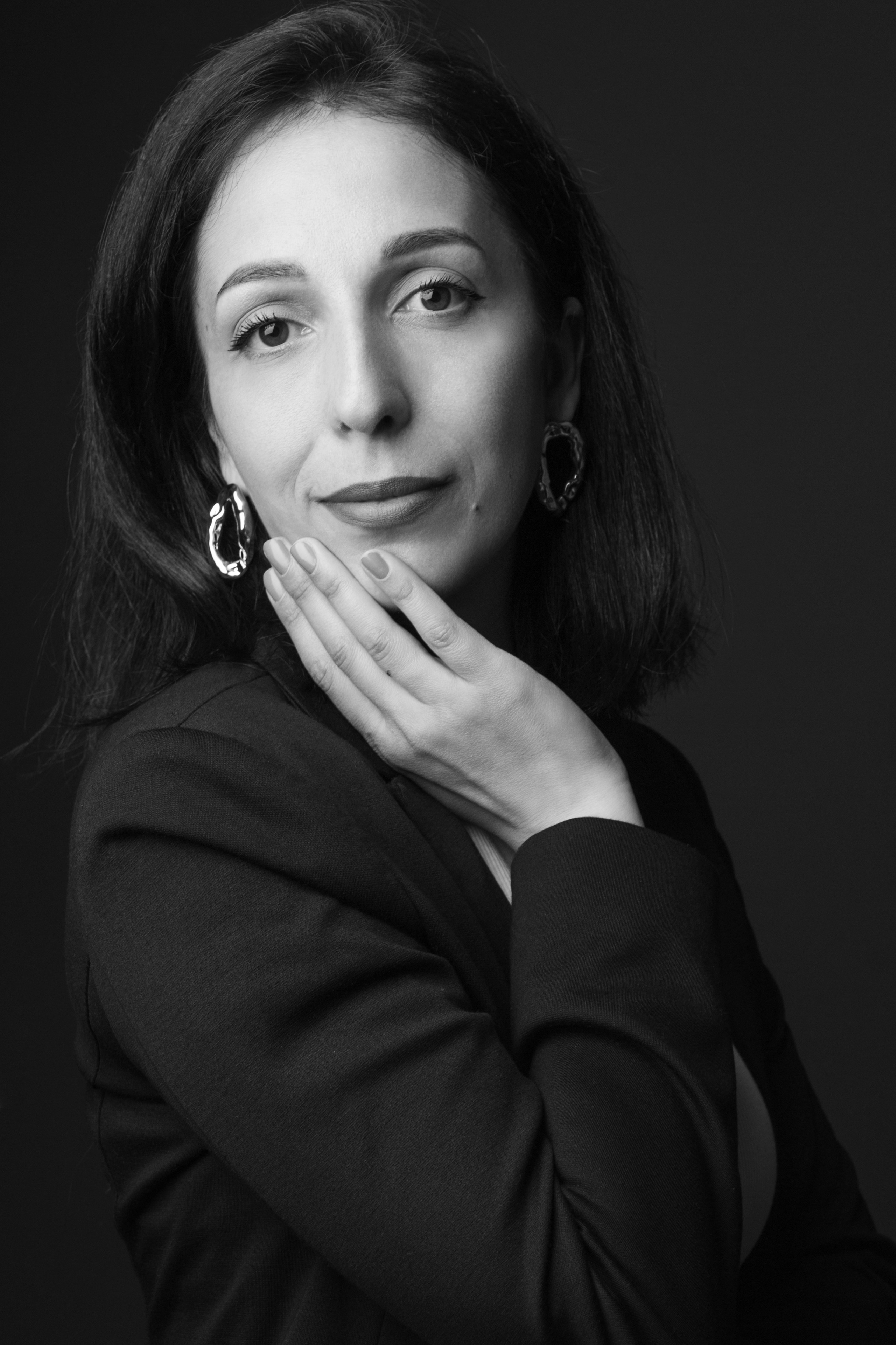 Чёрно-белый женский портрет в студии