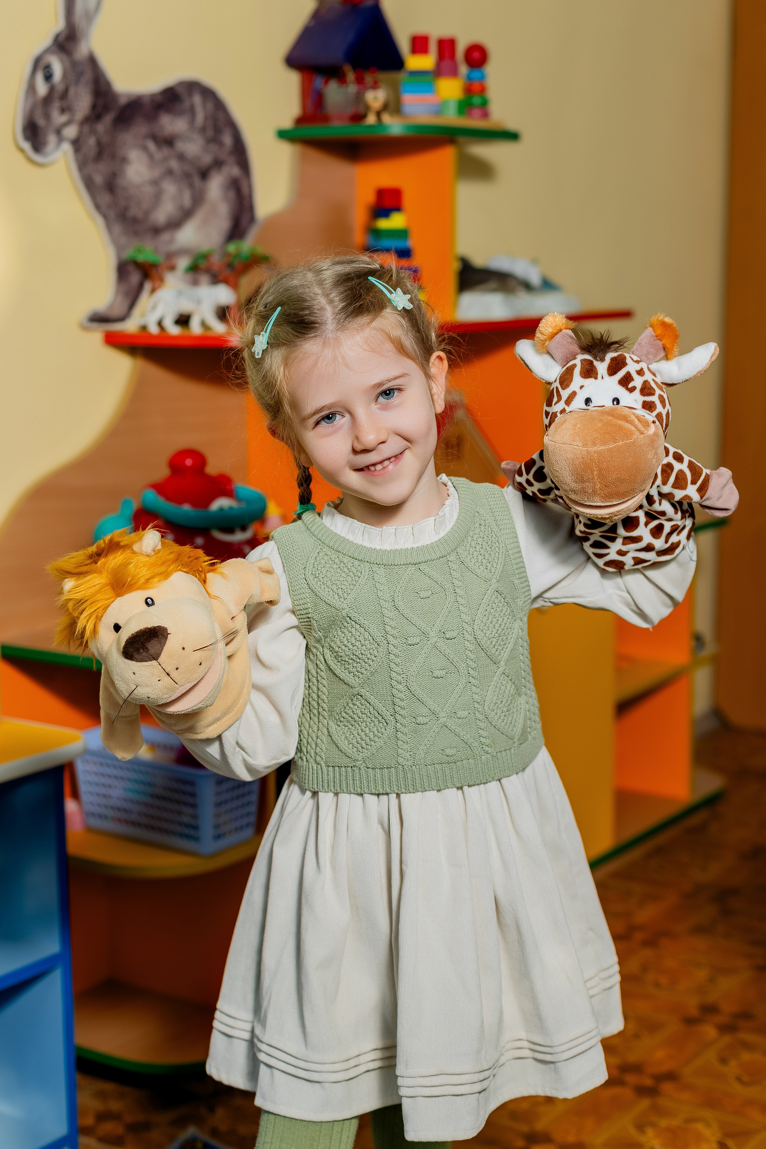 портрет девочки с игрушками 