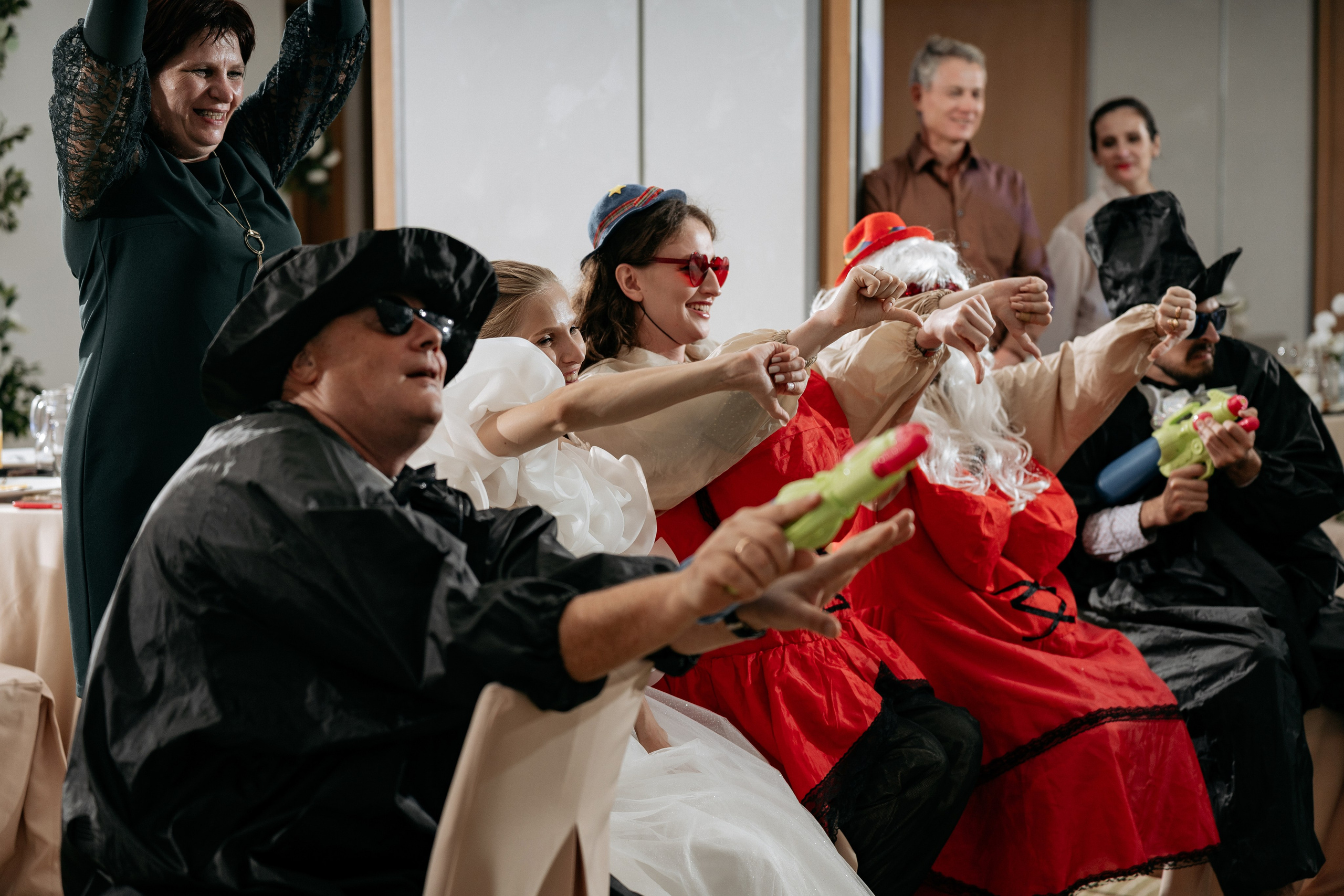  Свадебный банкет - фотограф Новороссийск запечатлел старых друзей молодых.