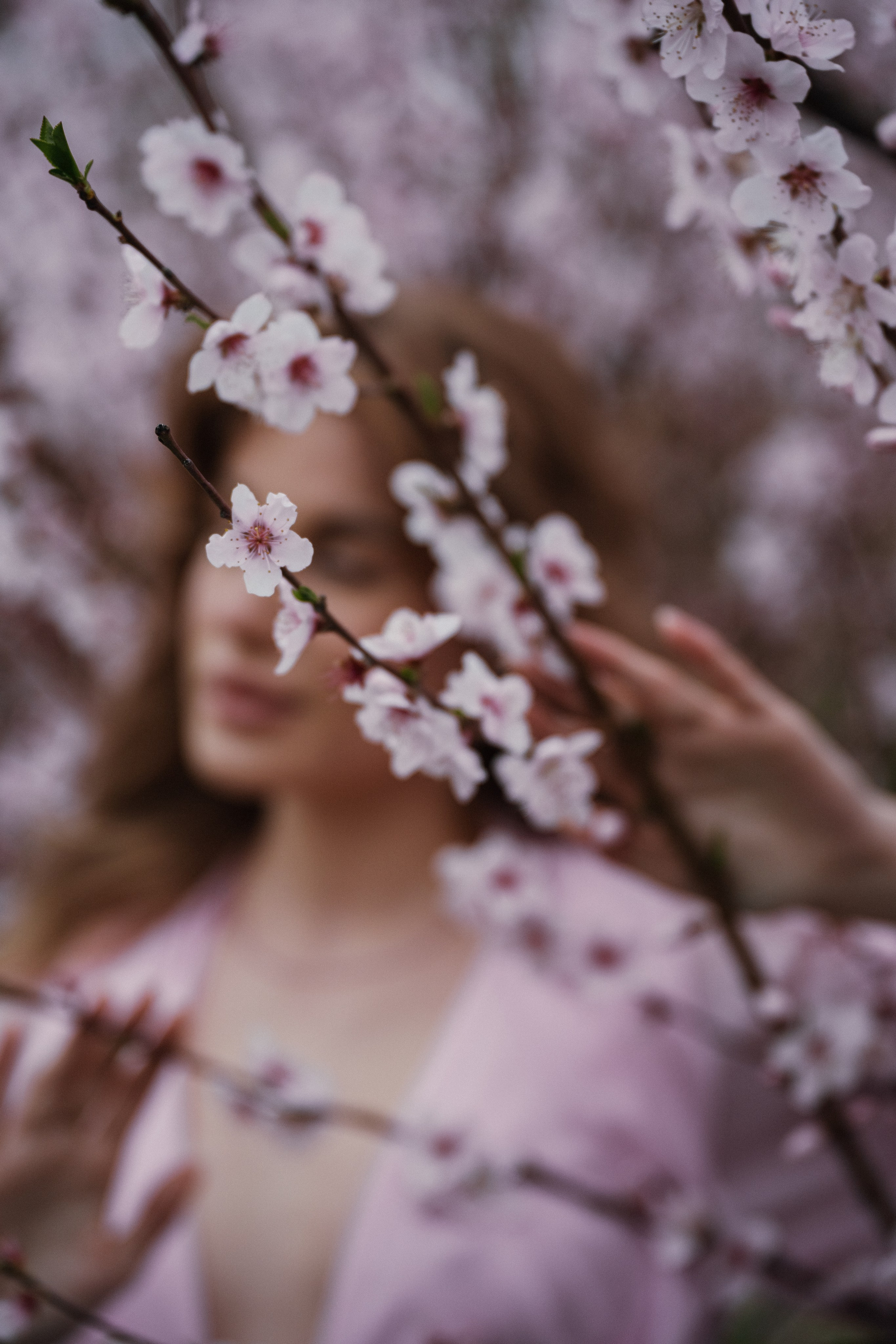 Нежный весенний образ: порхающее платье среди цветущего сада