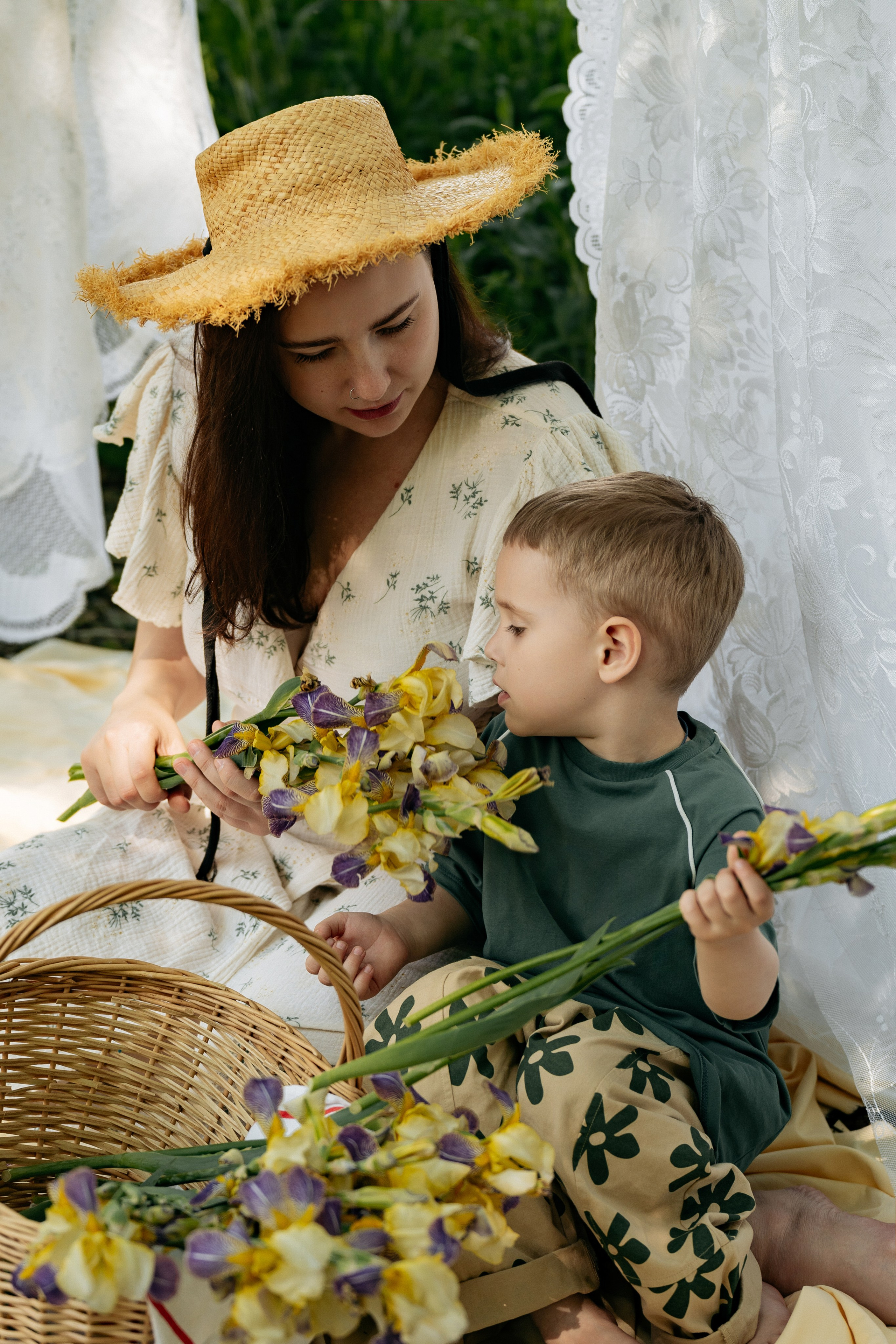  Семейная гармония на природе: мама и ребенок рассматривают цветы, фотограф Голубицкая