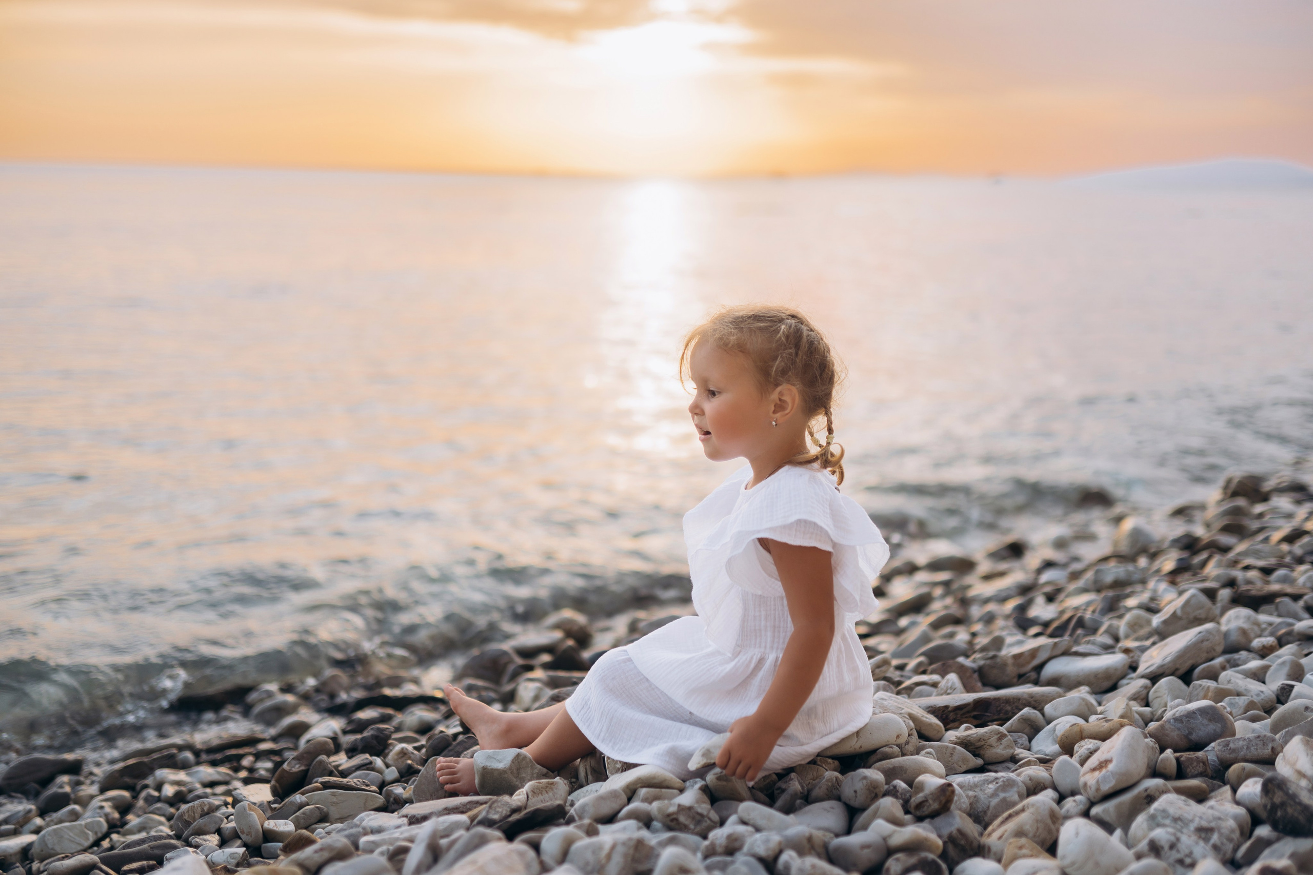 Эмоциональные кадры у Голубой бездны - дети бросают камешки в прозрачную воду