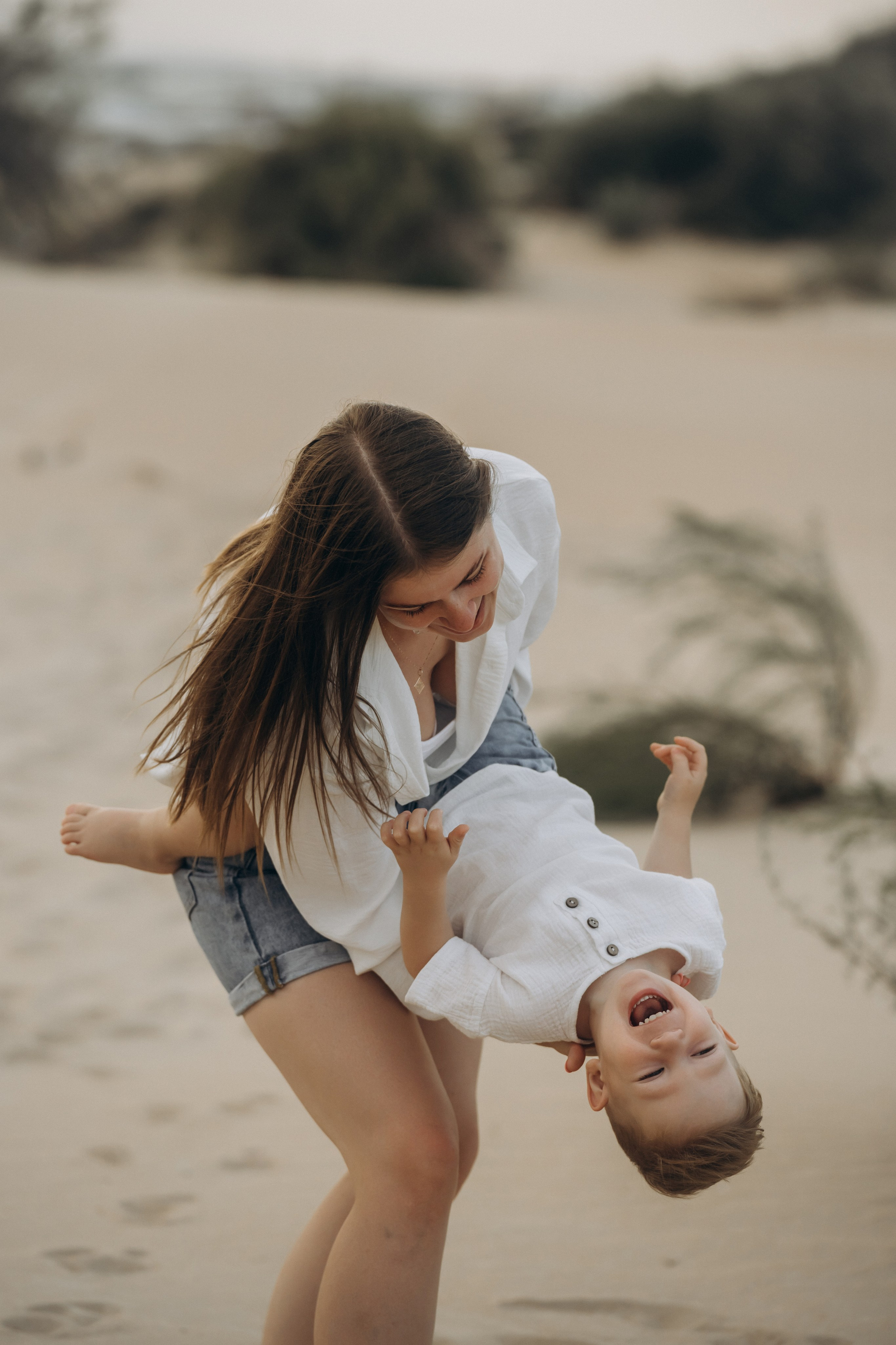 Закатные объятия: фотограф Голубицкая запечатлела семью в золотых лучах – папа обнимает всех  