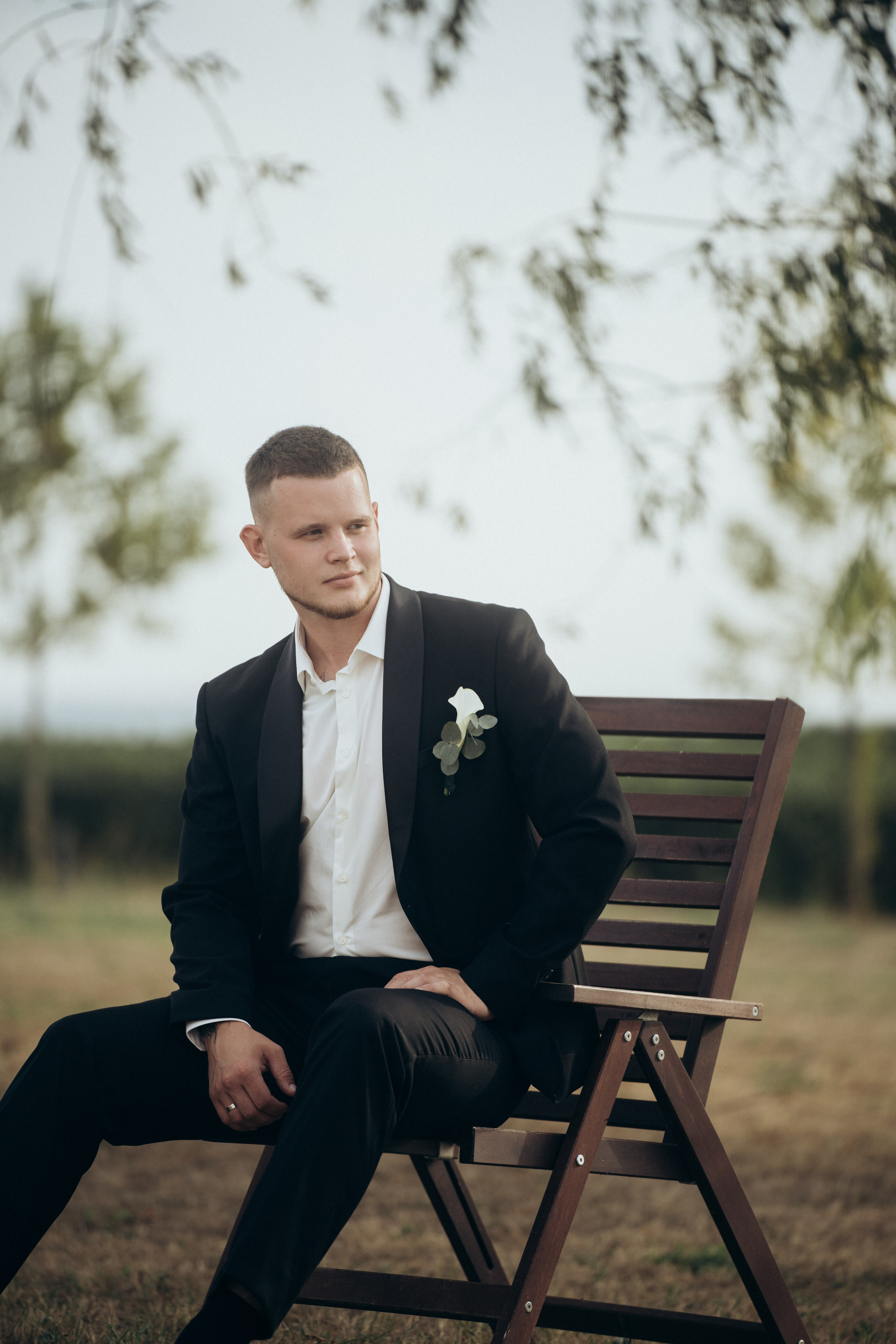 Портрет жениха, свадебная фотография, сделанная в локациях Темрюка, в поместье Голубицкое, Краснодарский край  