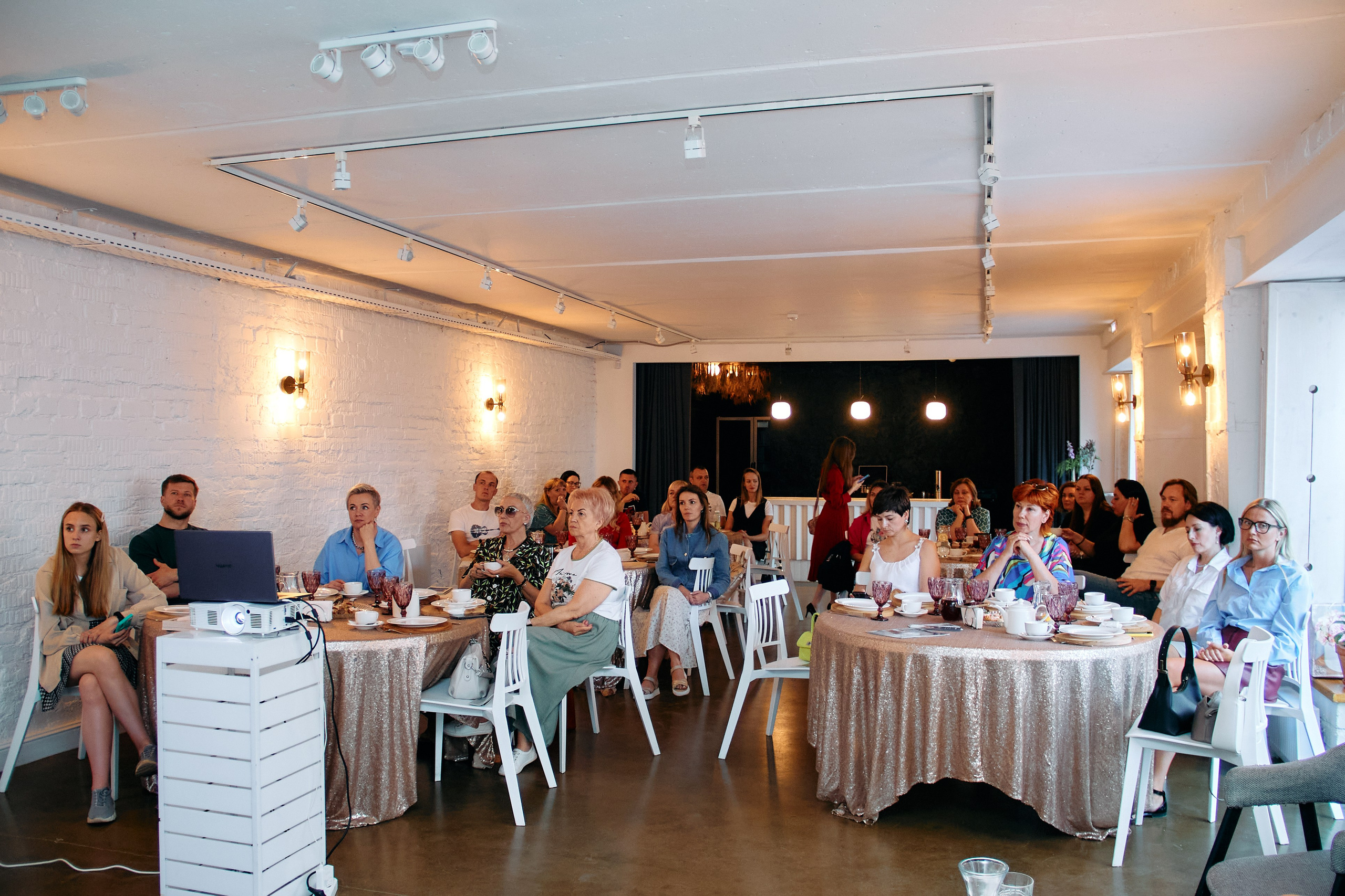 Деловой разговор «Перспективы инвестиций в 2024 году». Фотограф в Смоленске Ася Польшина