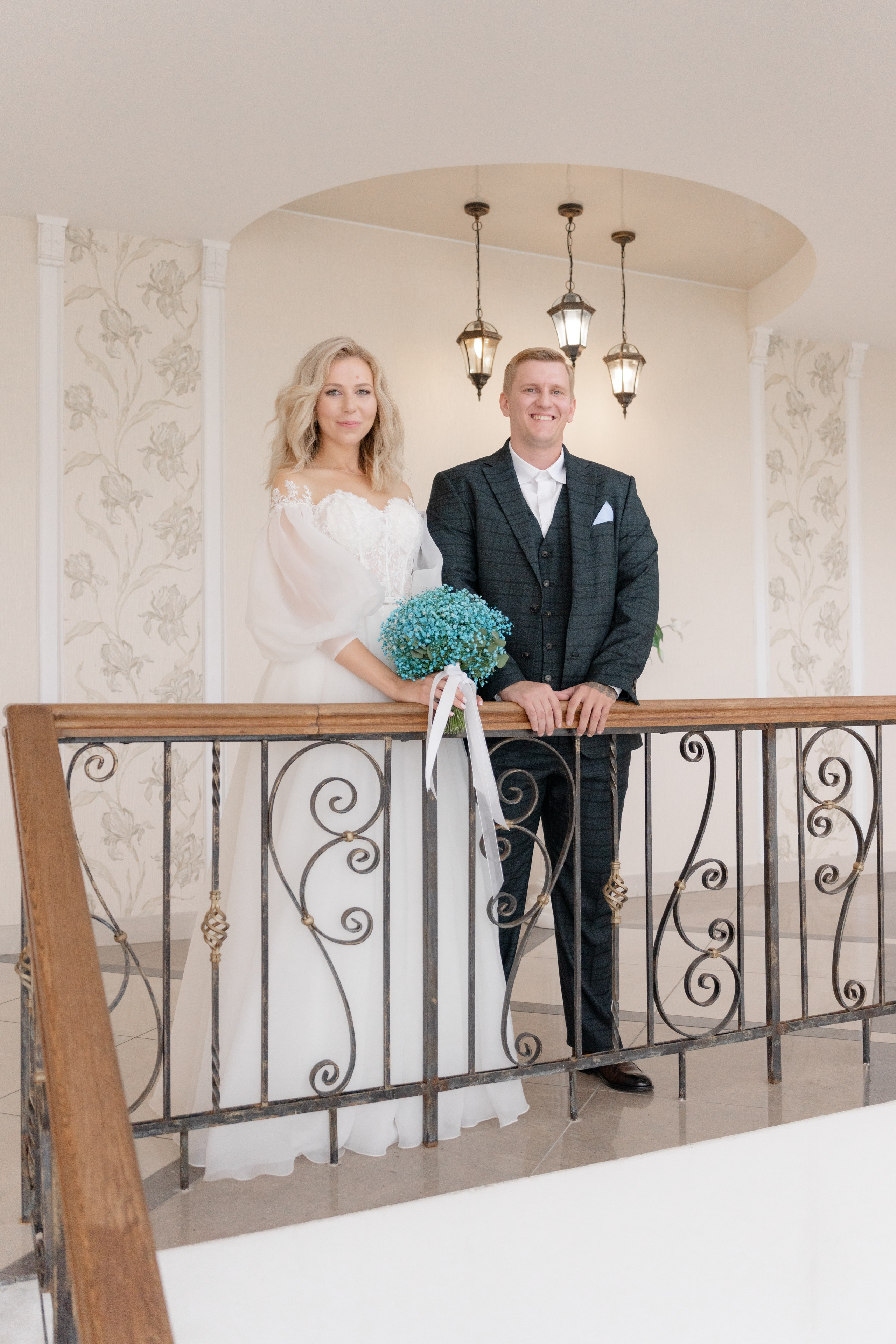 жених и невеста в лестнице в загсе курортного района в сестрорецке