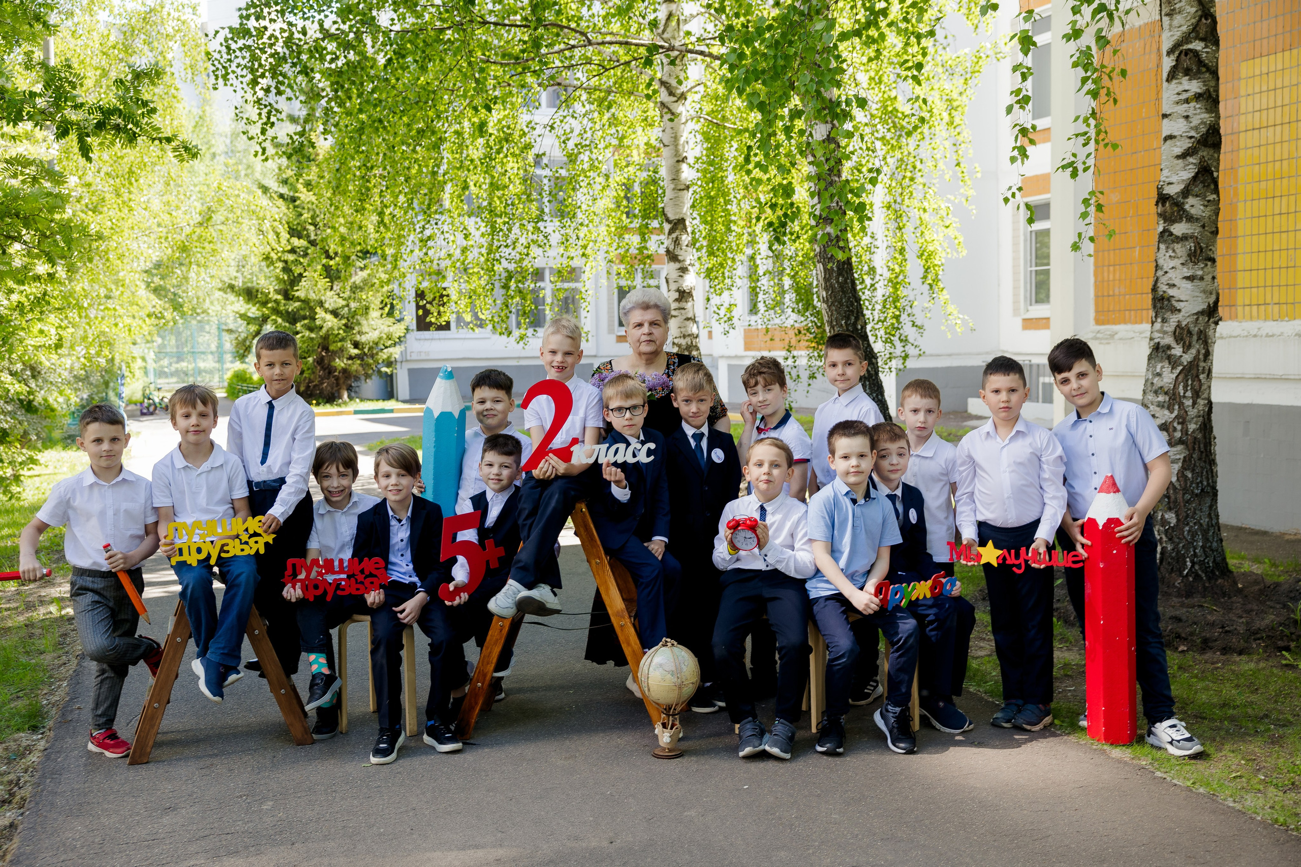 Общая фотография мальчиков школьников на улице