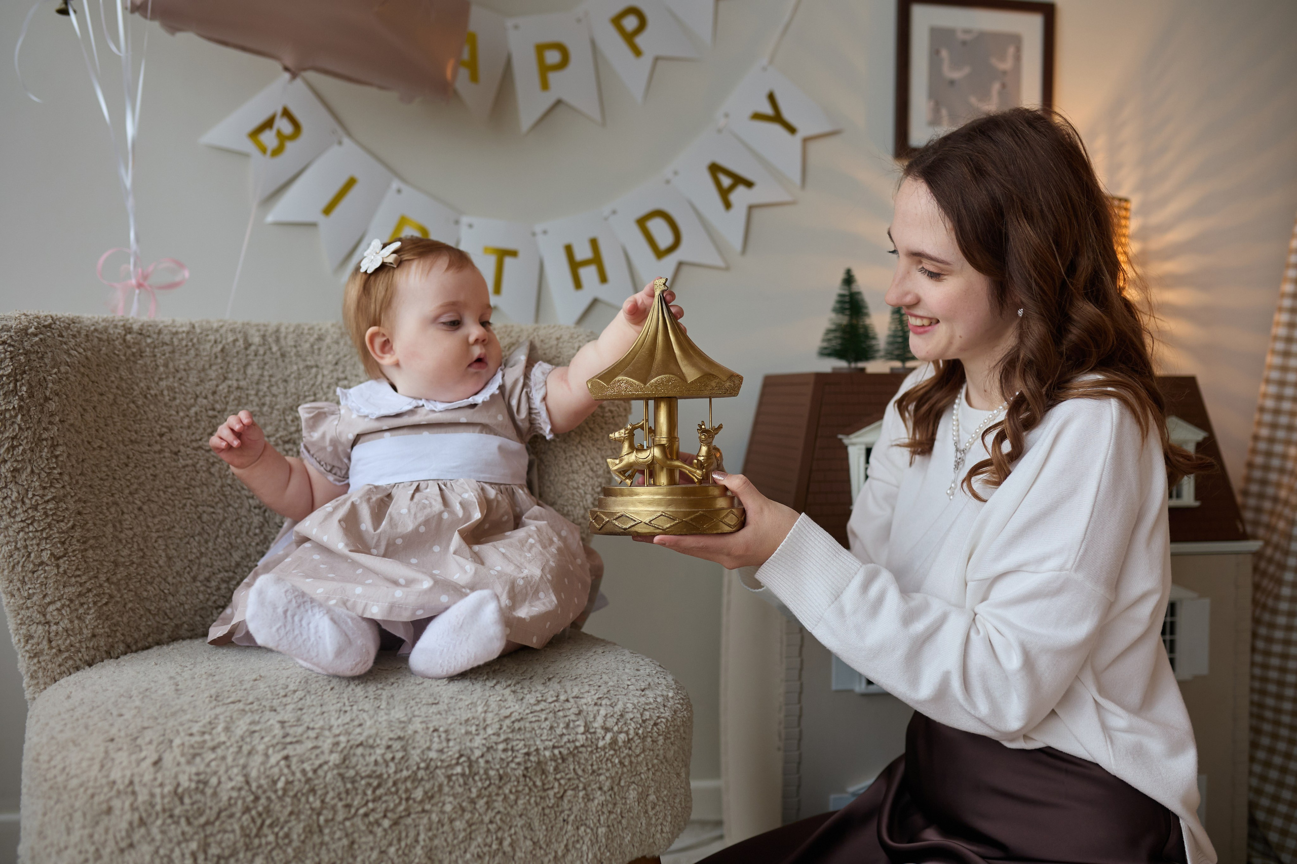 Новогодняя семейная фотосессия на годик в студии Forest