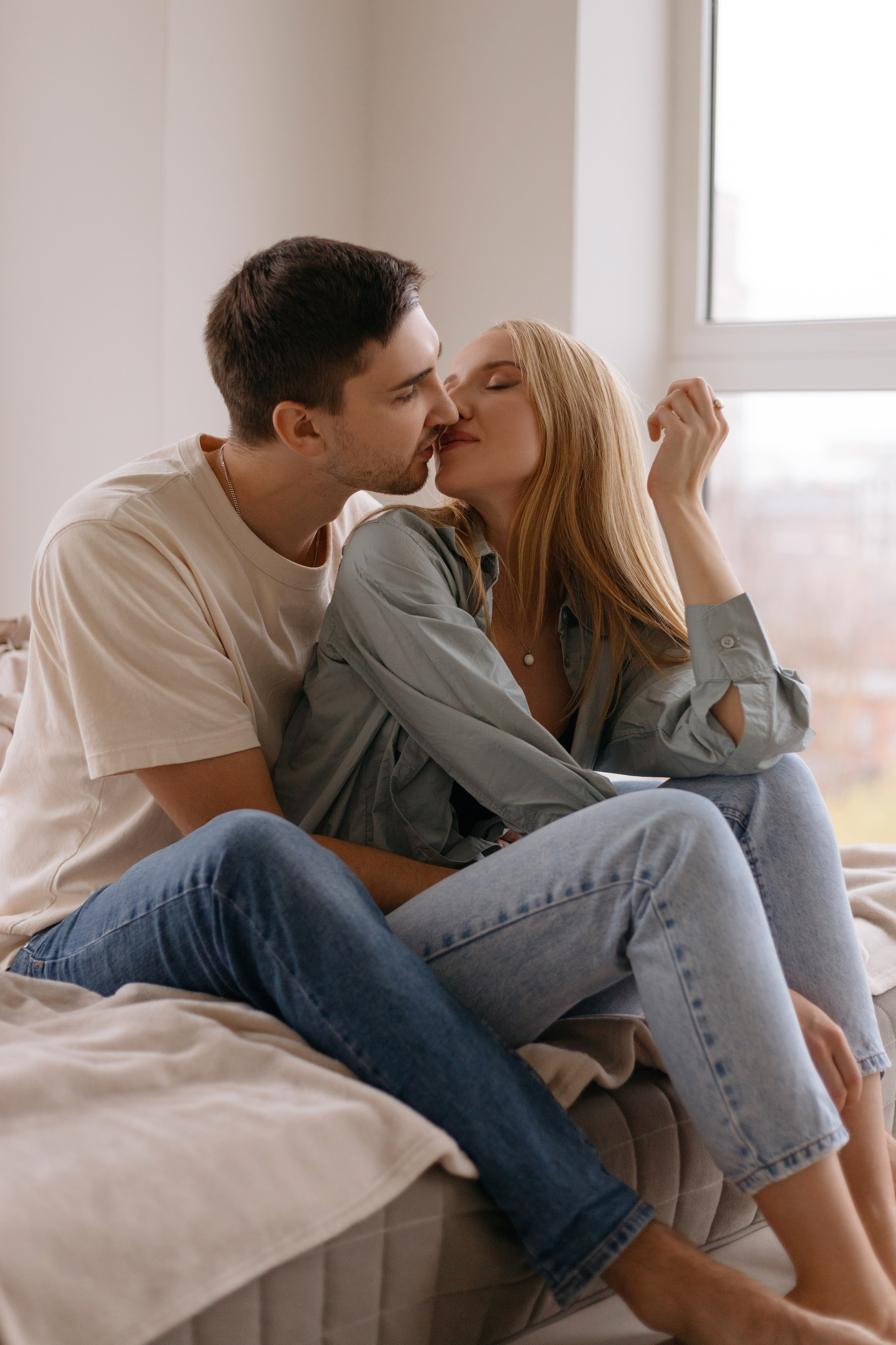 Парная фотосессия в минималистичной студии. Сестры Карабаза. Фотографы и ретушеры в Москве и Санкт-Петербурге