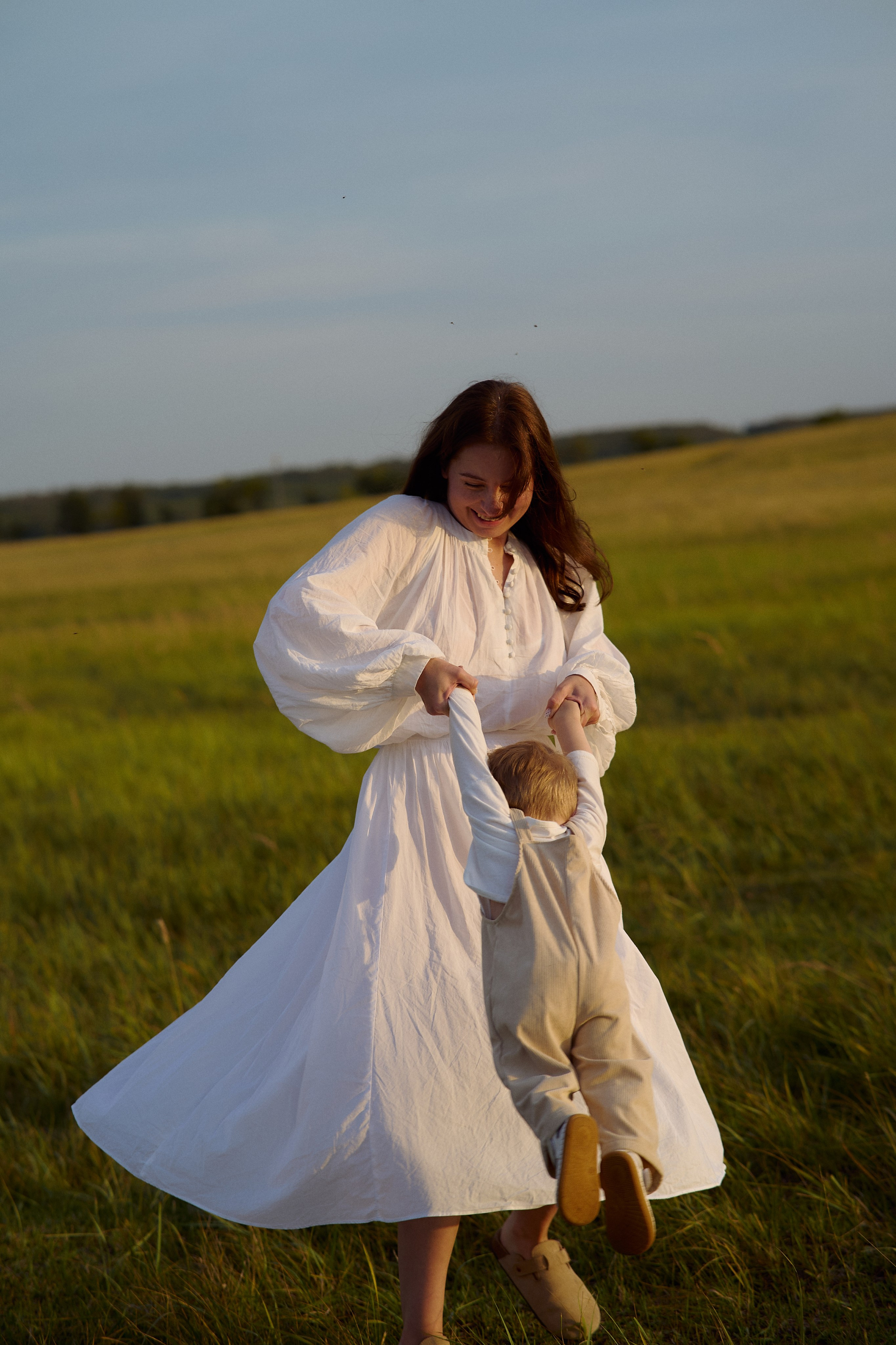 Шамиль, Аня и Марс в поле с барашками. Семейный и свадебный lifestyle-фотограф в Москве Мария Петрова
