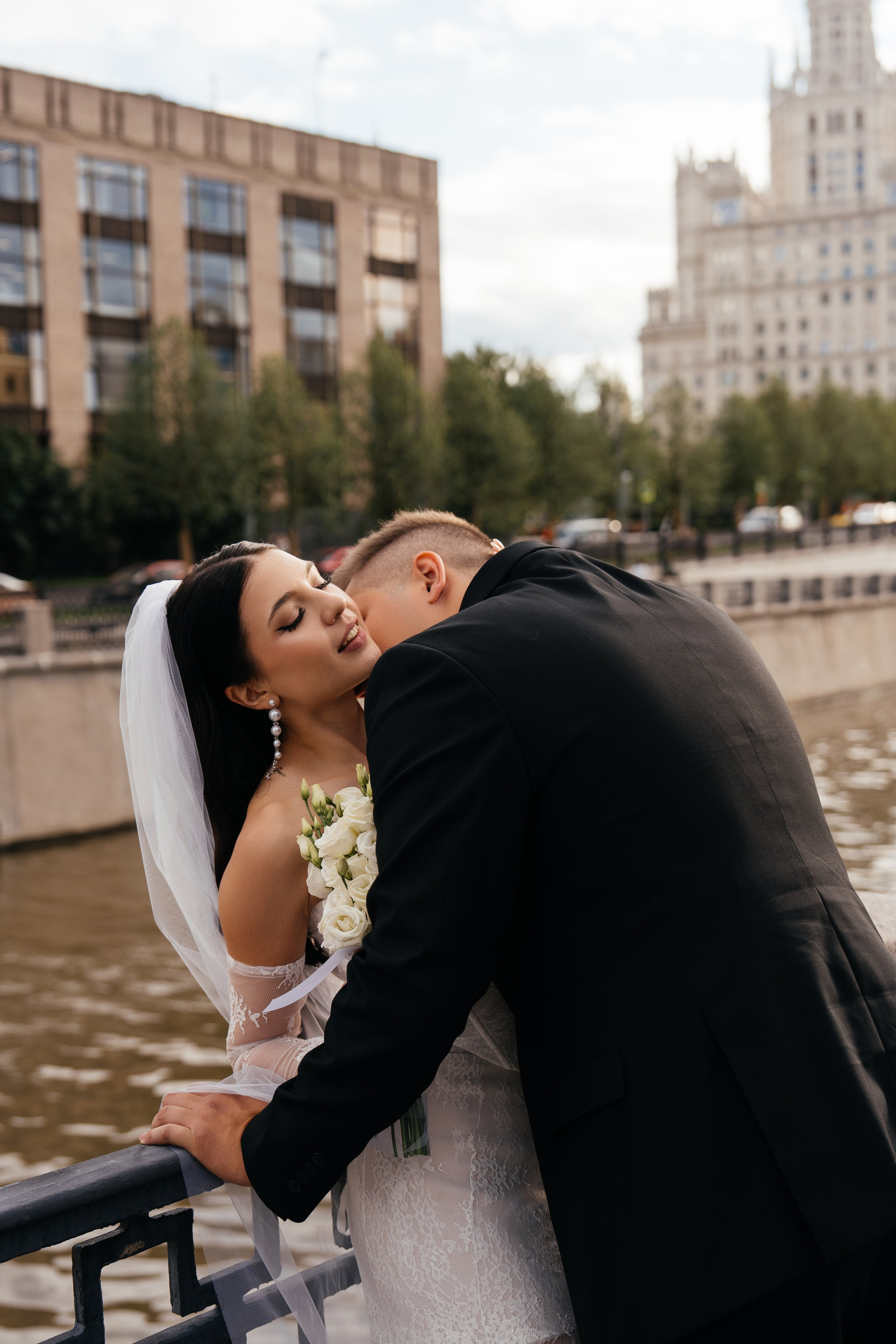 Свадебная фотосессия в Москве у высотки на Котельнической набережной. Свадебный фотограф в Москве Анна Полушина