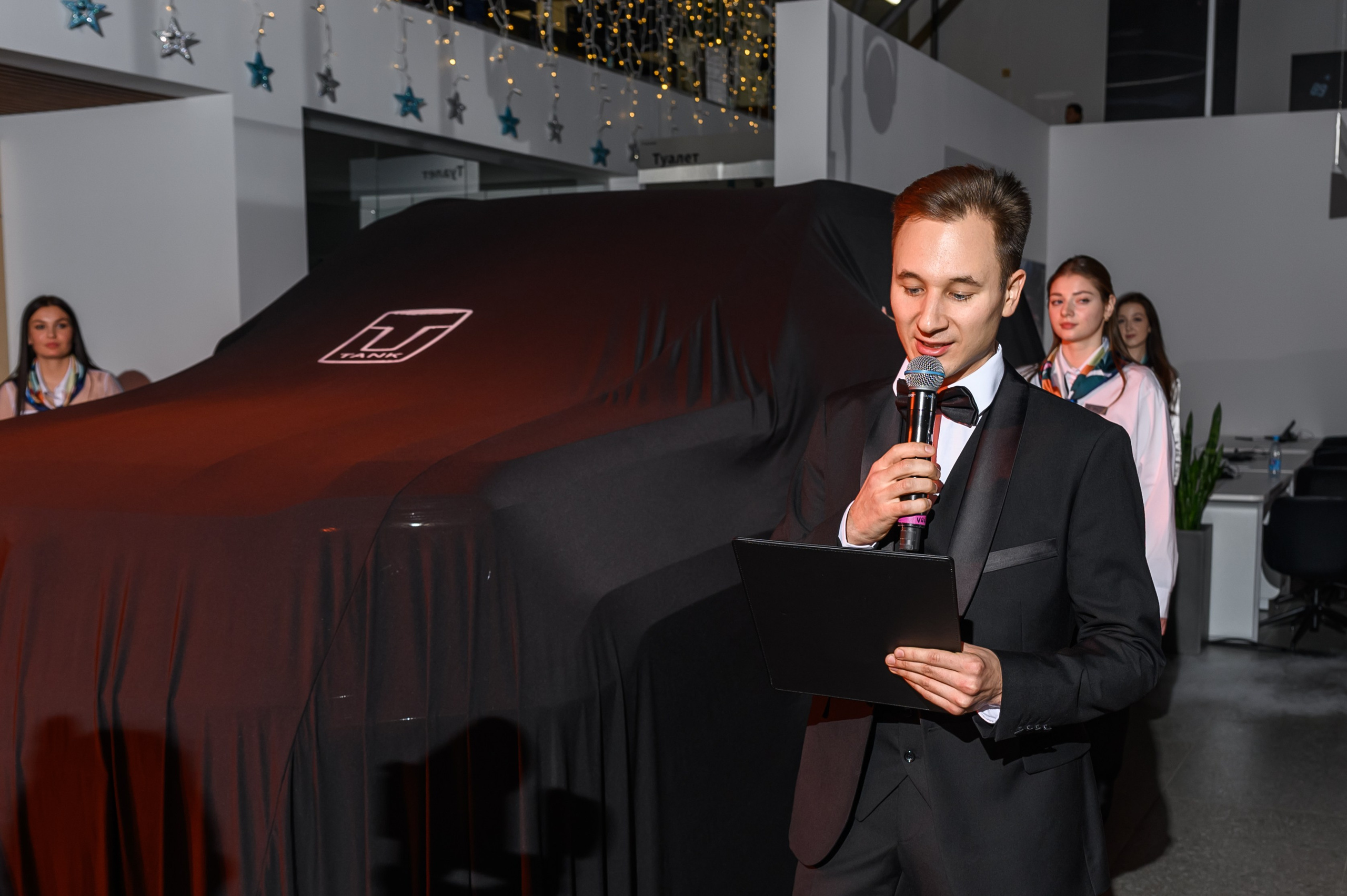 Автосалон Танк. Свадебный фотограф Москва Юрий Кульман