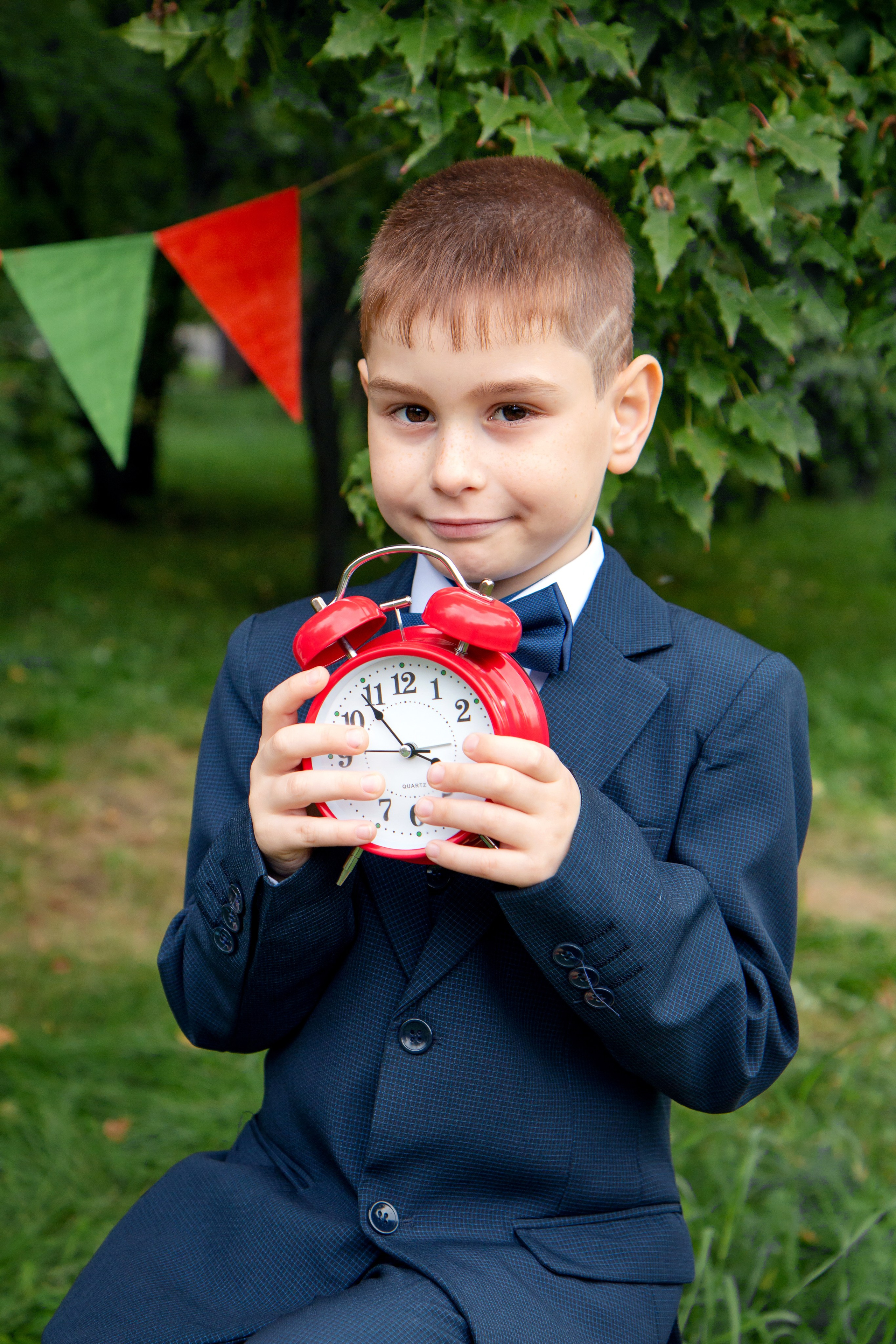 Школьная фотосессия на улице. Фотограф в Шелехове, лучшие выпускные альбомы в Шелехове