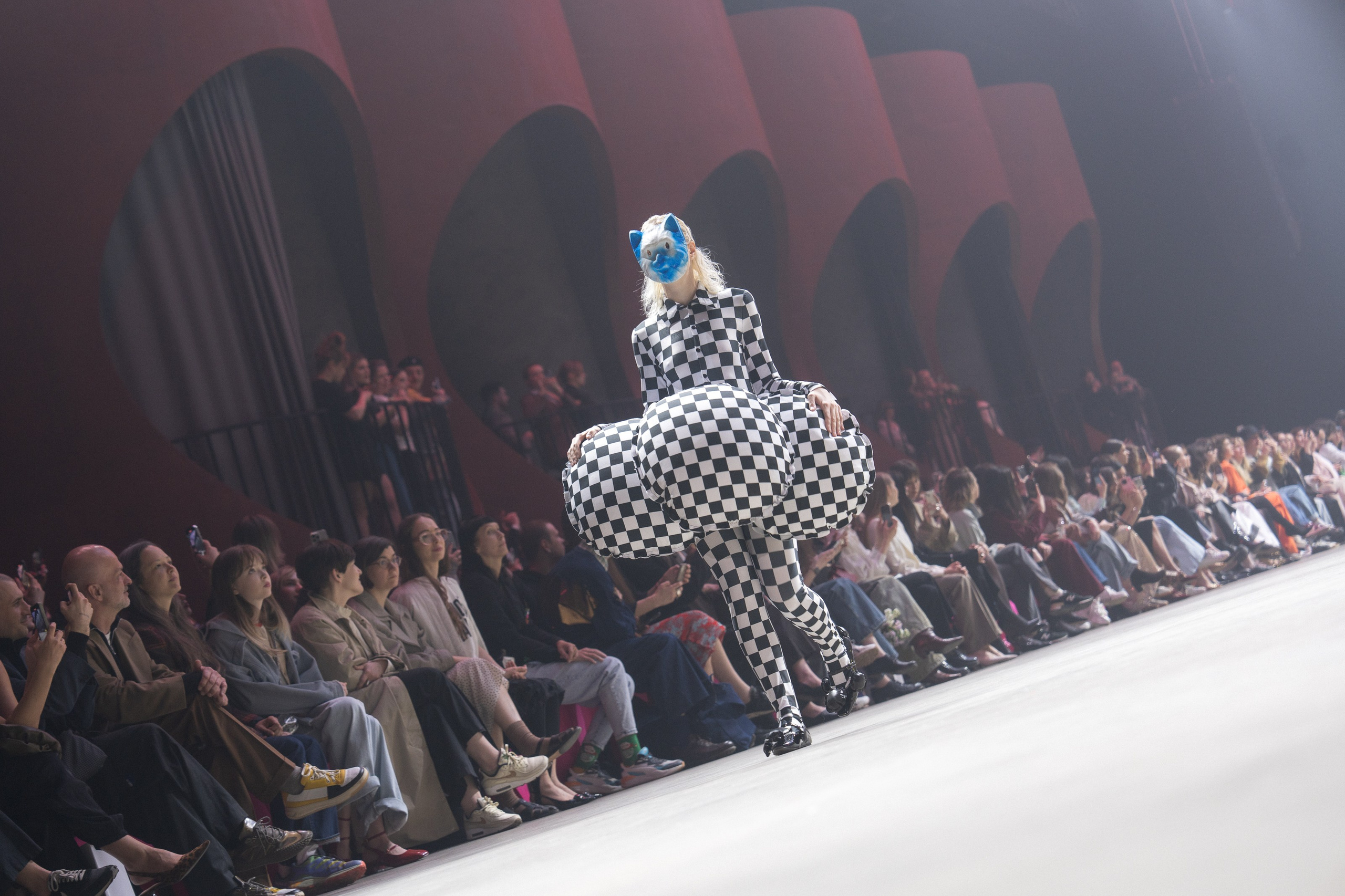 Показ Школы дизайна НИУ ВШЭ. Фотограф Николай Прокофьев модельные тесты в Москве