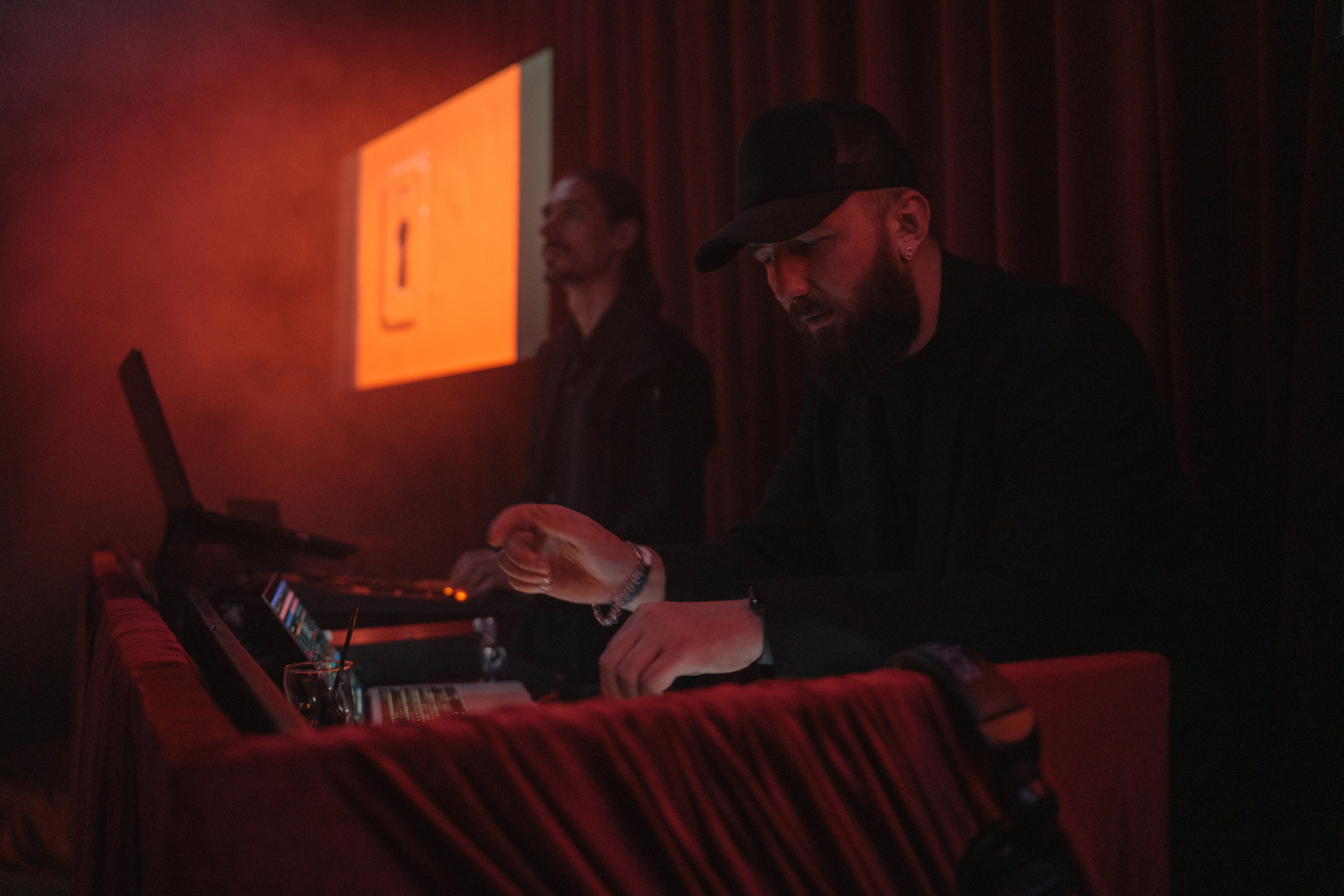 Открываю двери без ключа. Фотограф Евстигнеев Илья