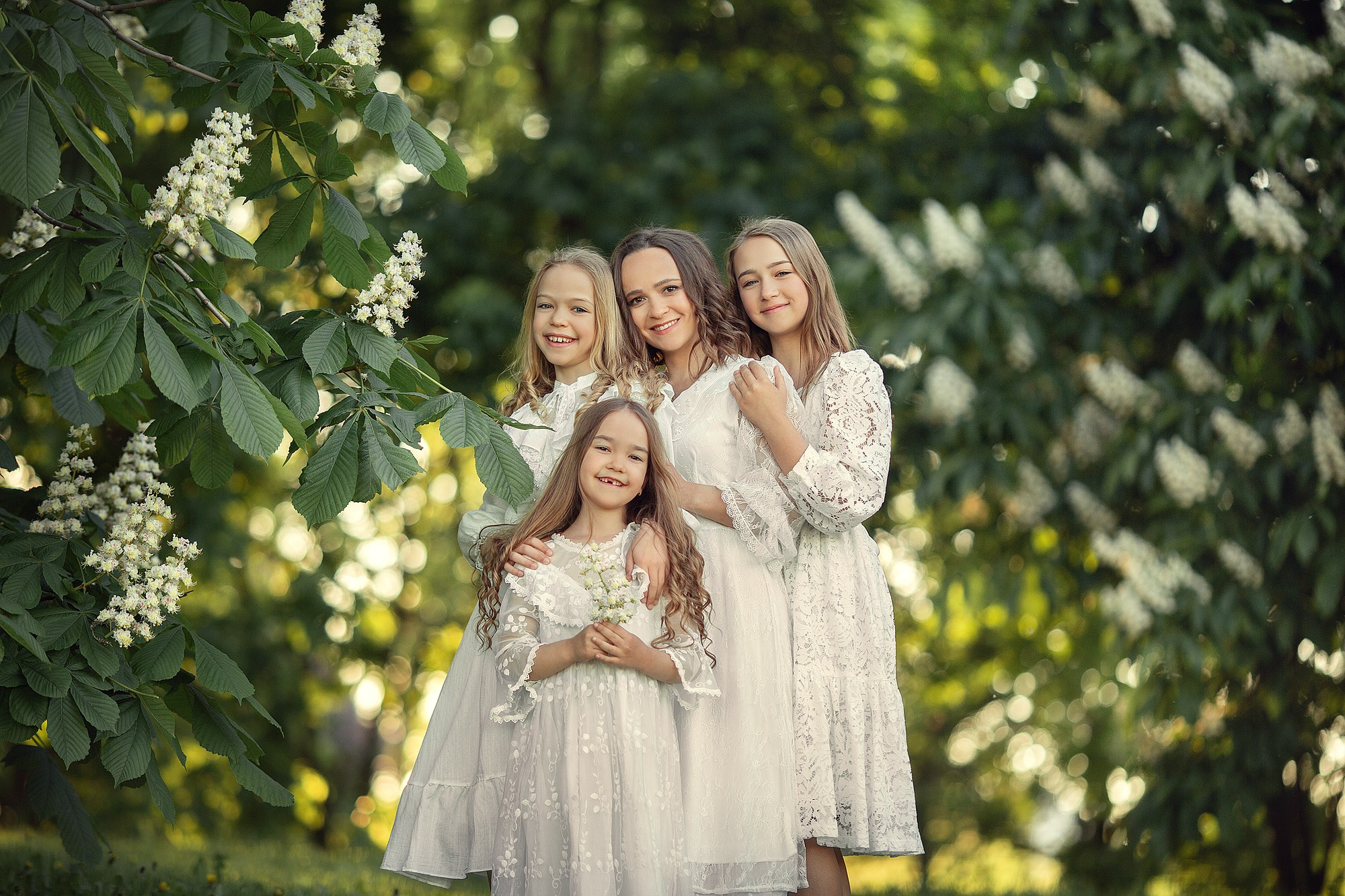 Нежнейшая семейная съемка в белом цветении. Tatyana Nadezhdina Family photographer