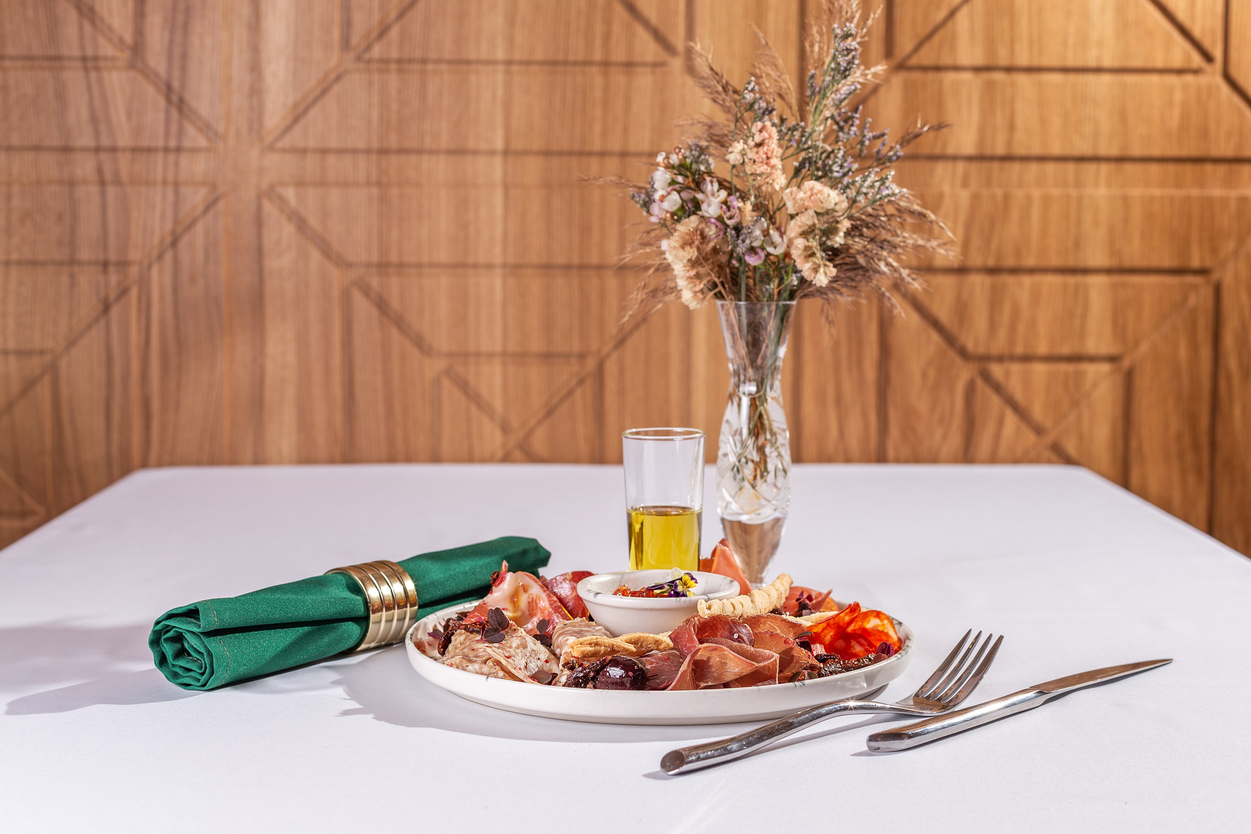 Тени бокалов. Солнечный день. Дмитрий Акимов фотограф в Санкт-Петербург