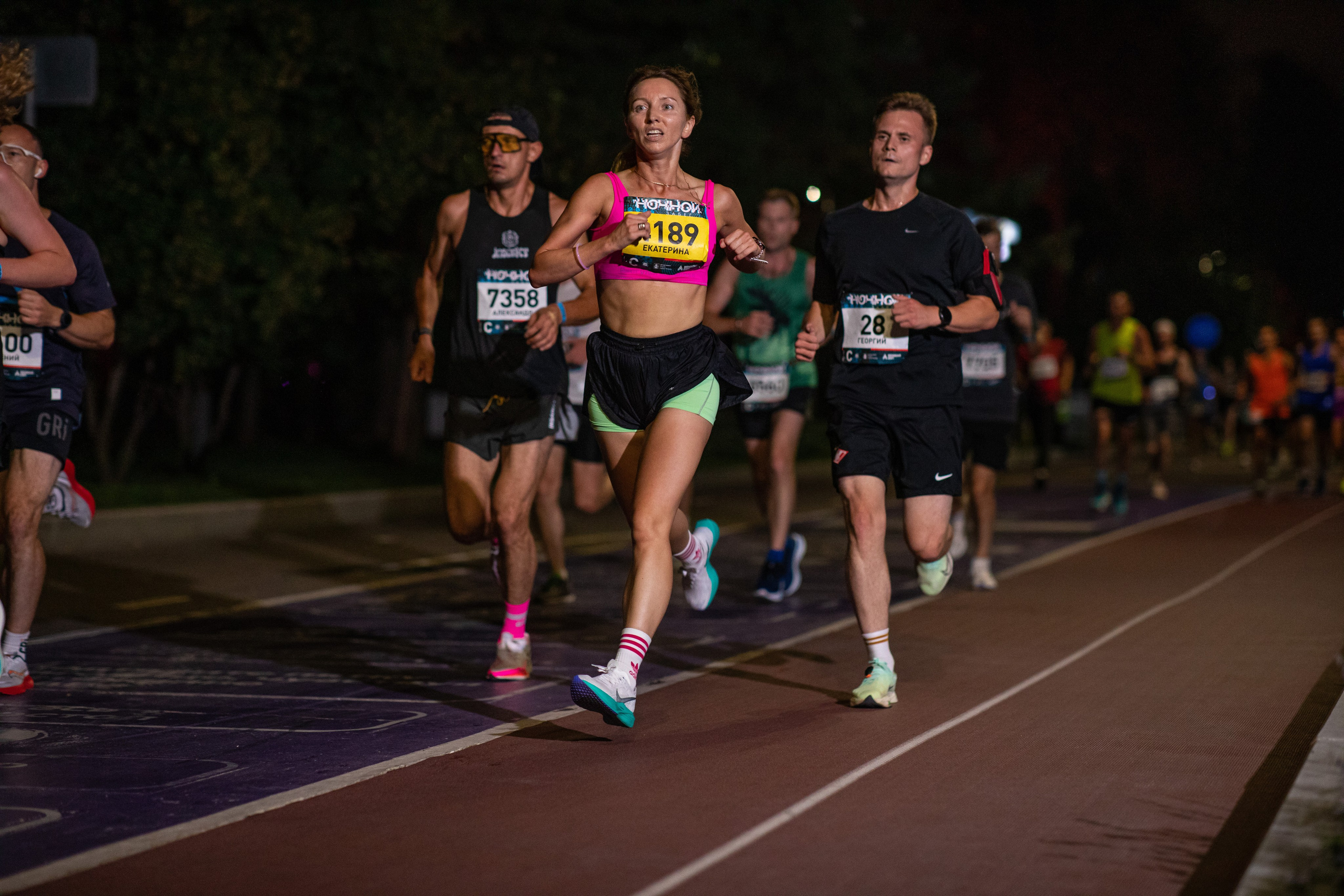 Ночной забег в ленте фотографий бегунов 03.08.24. Фотограф Сергей Ловкий
