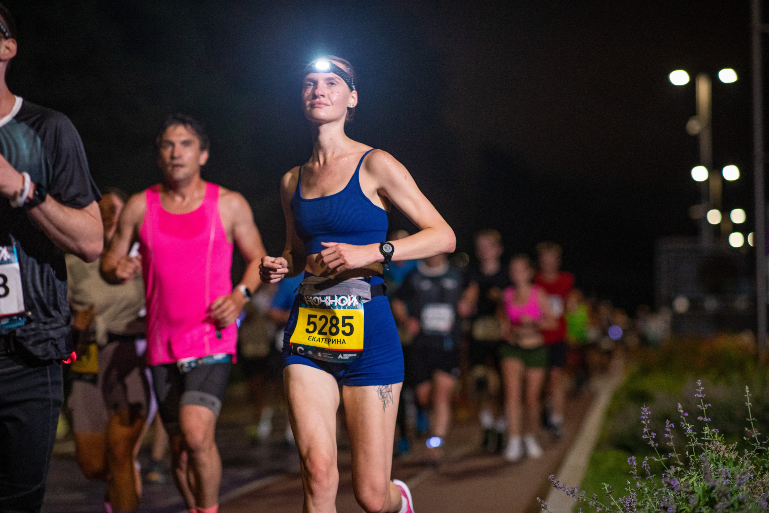 Ночной забег в ленте фотографий бегунов 03.08.24. Фотограф Сергей Ловкий