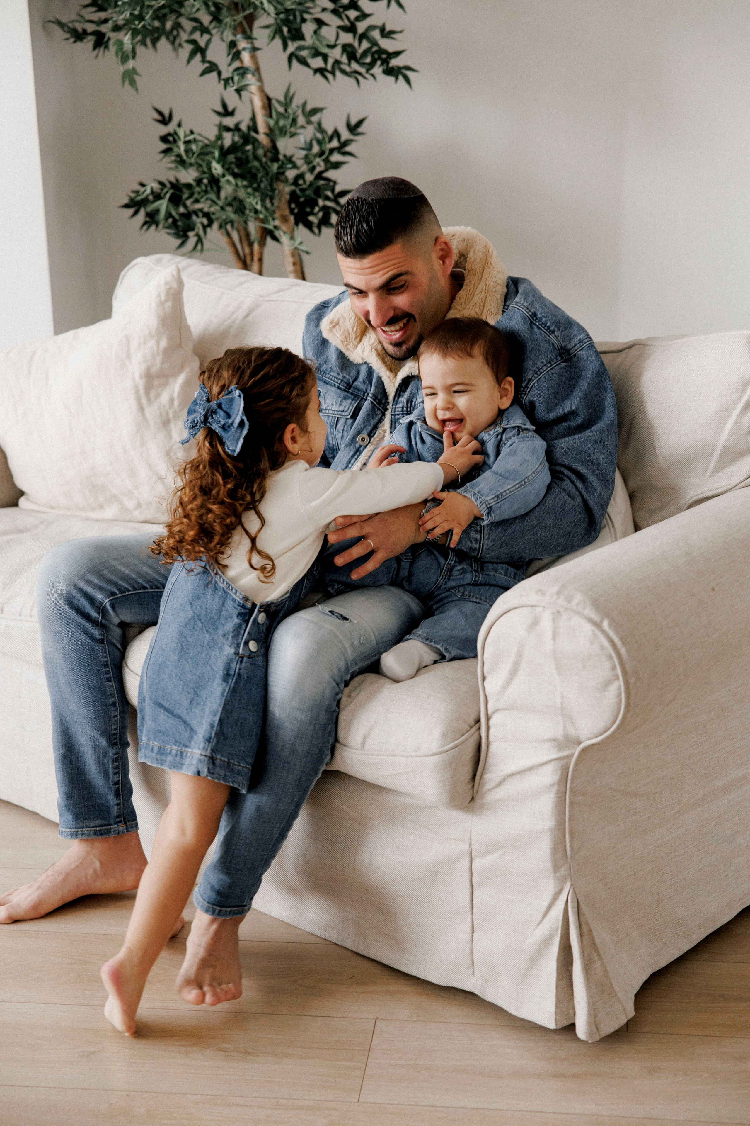 Family photoshoot in White Studio. Wedding and family photographer