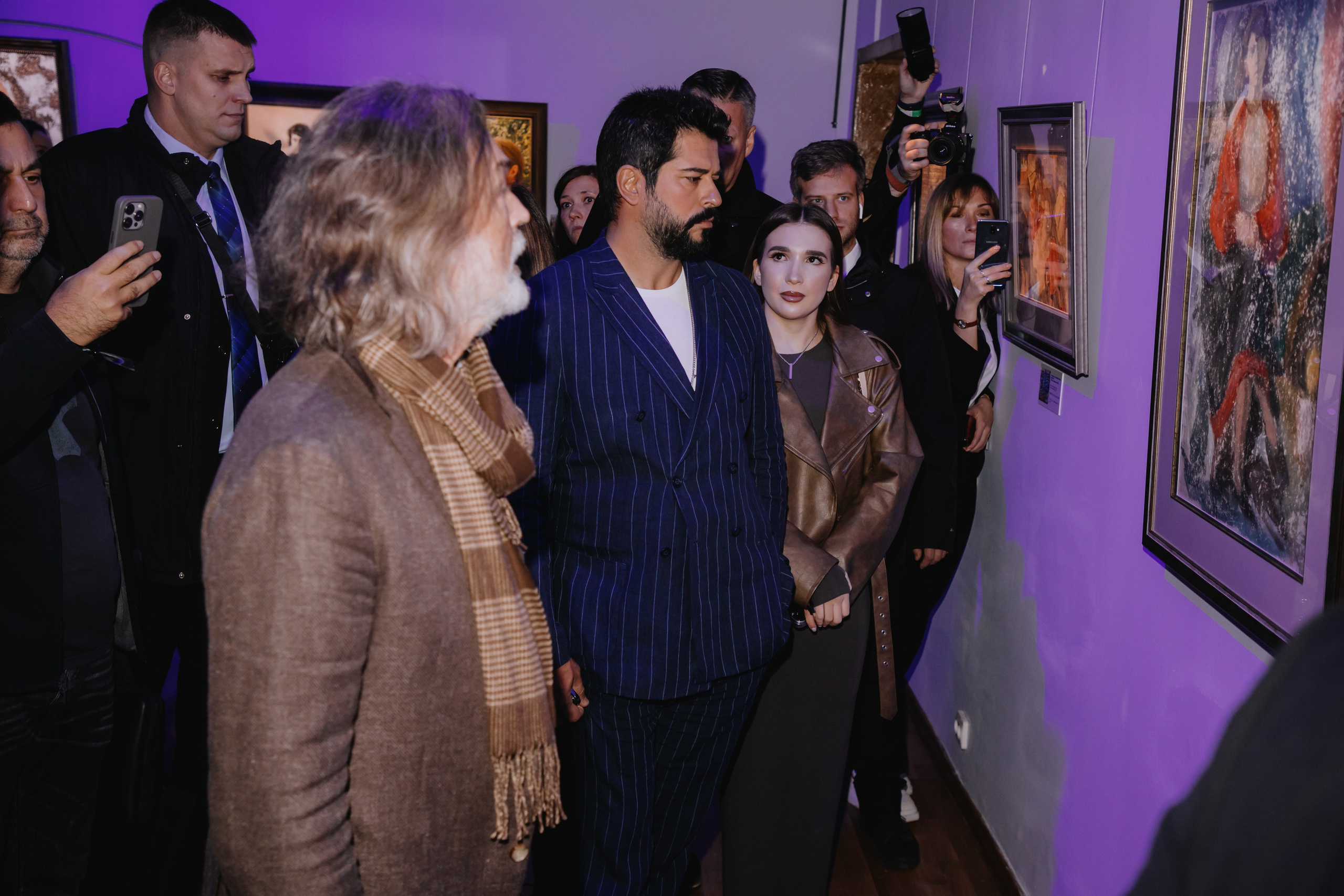 Бурак Озчивит посетил выставку Никаса Сафронова. Фотограф в Москве и Санкт-Петербурге Дарина