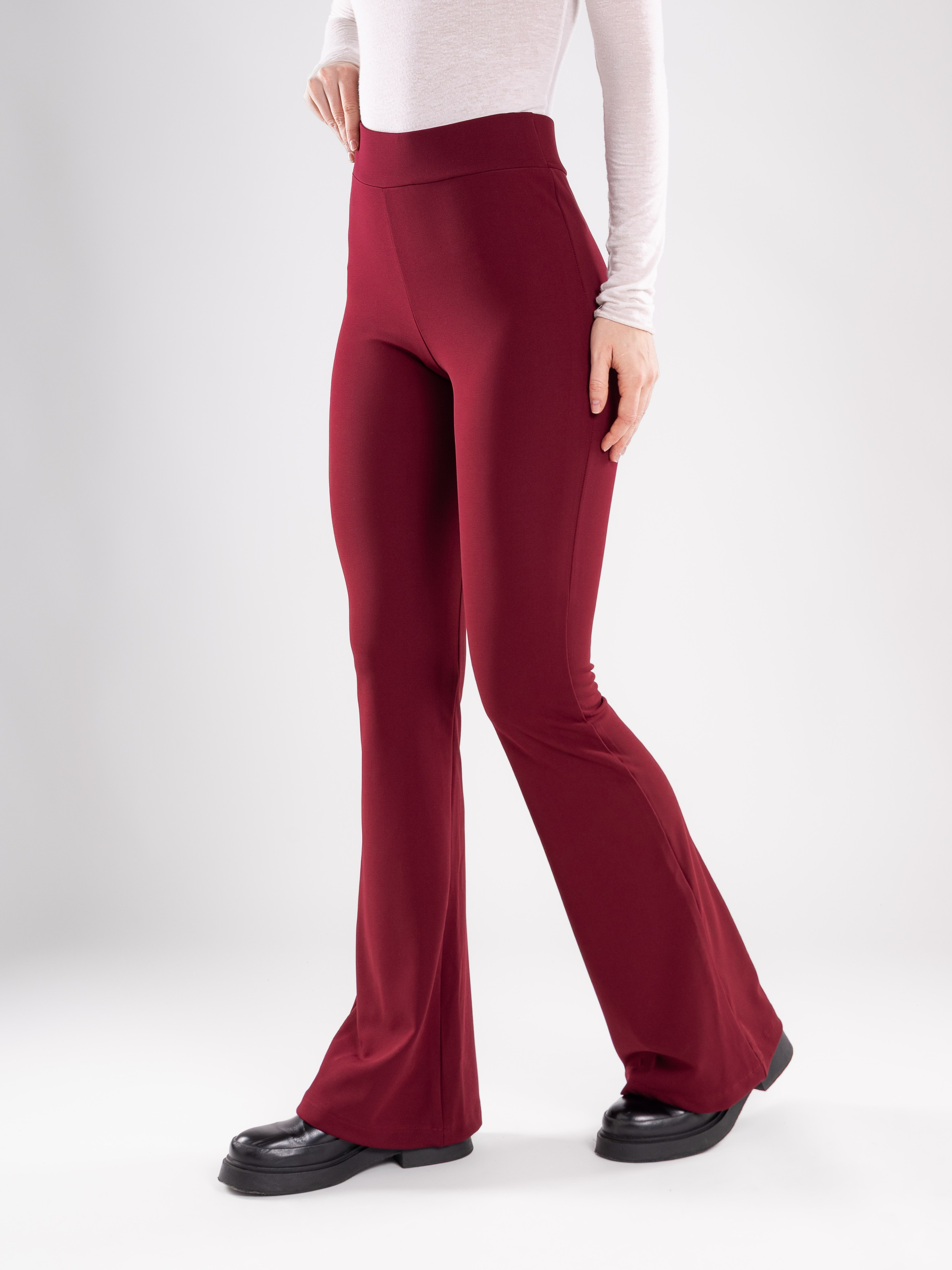 Брюки клёш. Предметный фотограф, фото для маркетплейсов Пятигорск, КМВ