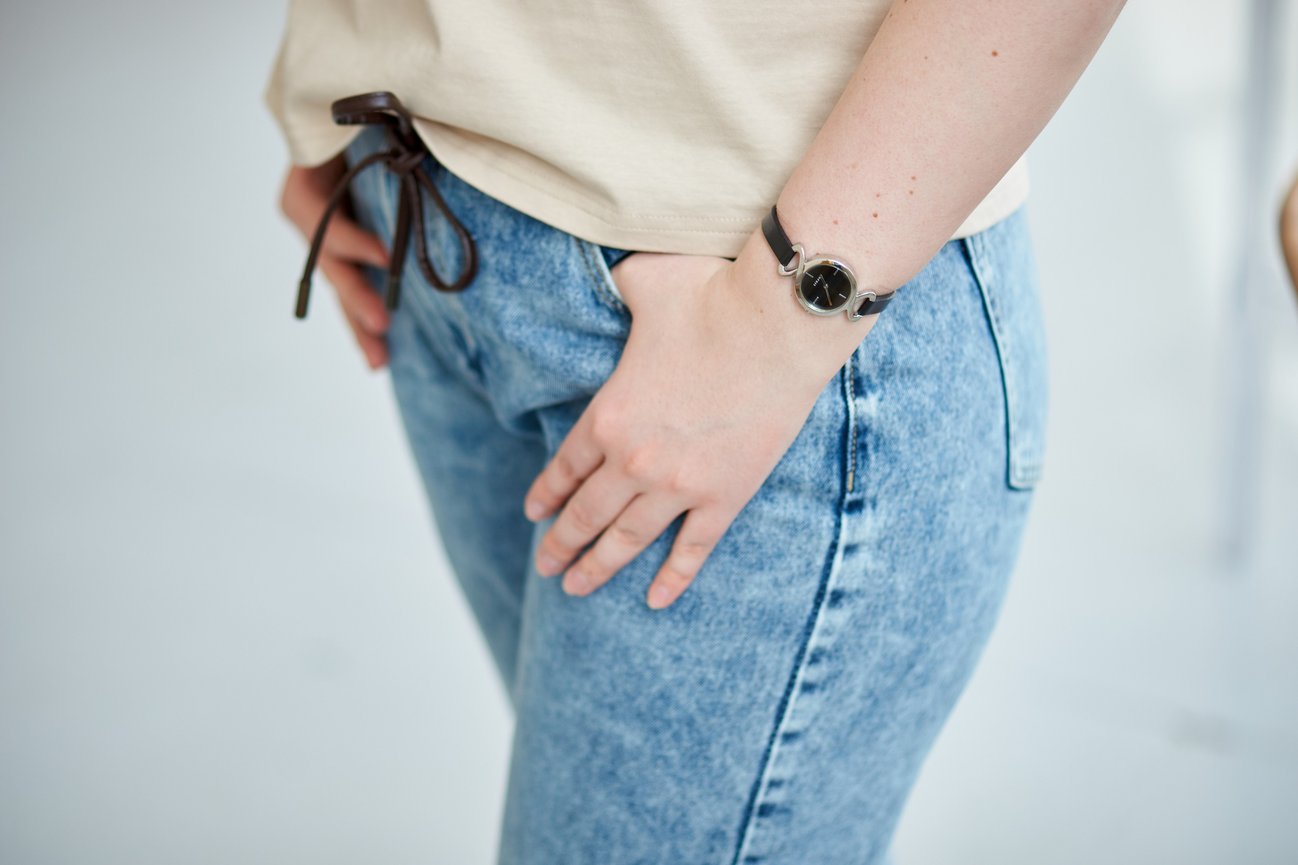 Портреты для Татьяны в студии с минималистичным дизайном. Репортажный и женский фотограф в Новосибирске