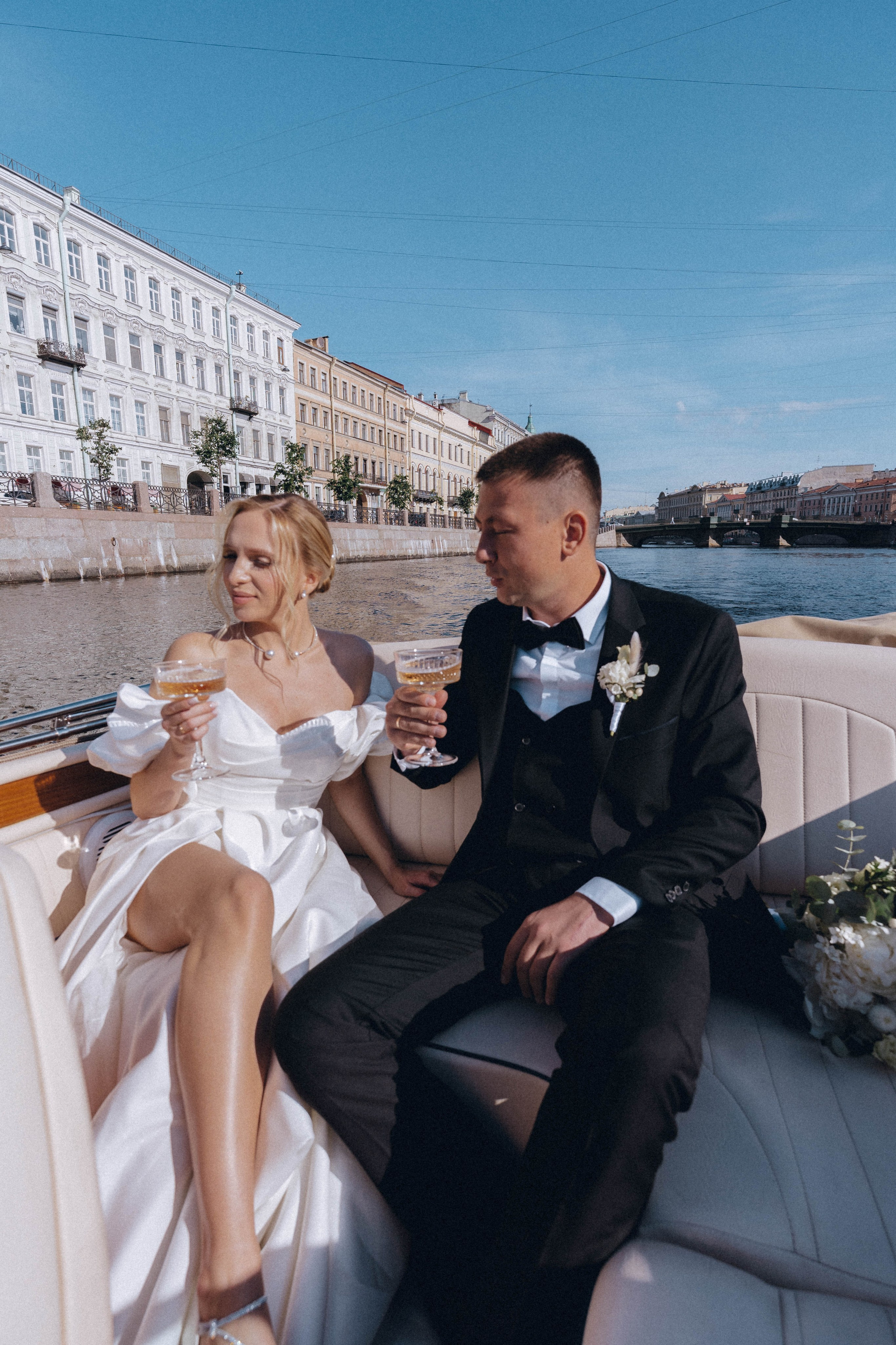 СВАДЕНБНАЯ СЬЕМКА НА КАТЕРЕ ПО КАНАЛАМ САНКТ-ПЕТЕРБУРГА И В АКВАТОРИИ НЕВЫ. Профессиональный фотограф, Санкт-Петербург — Виктория Богомолова