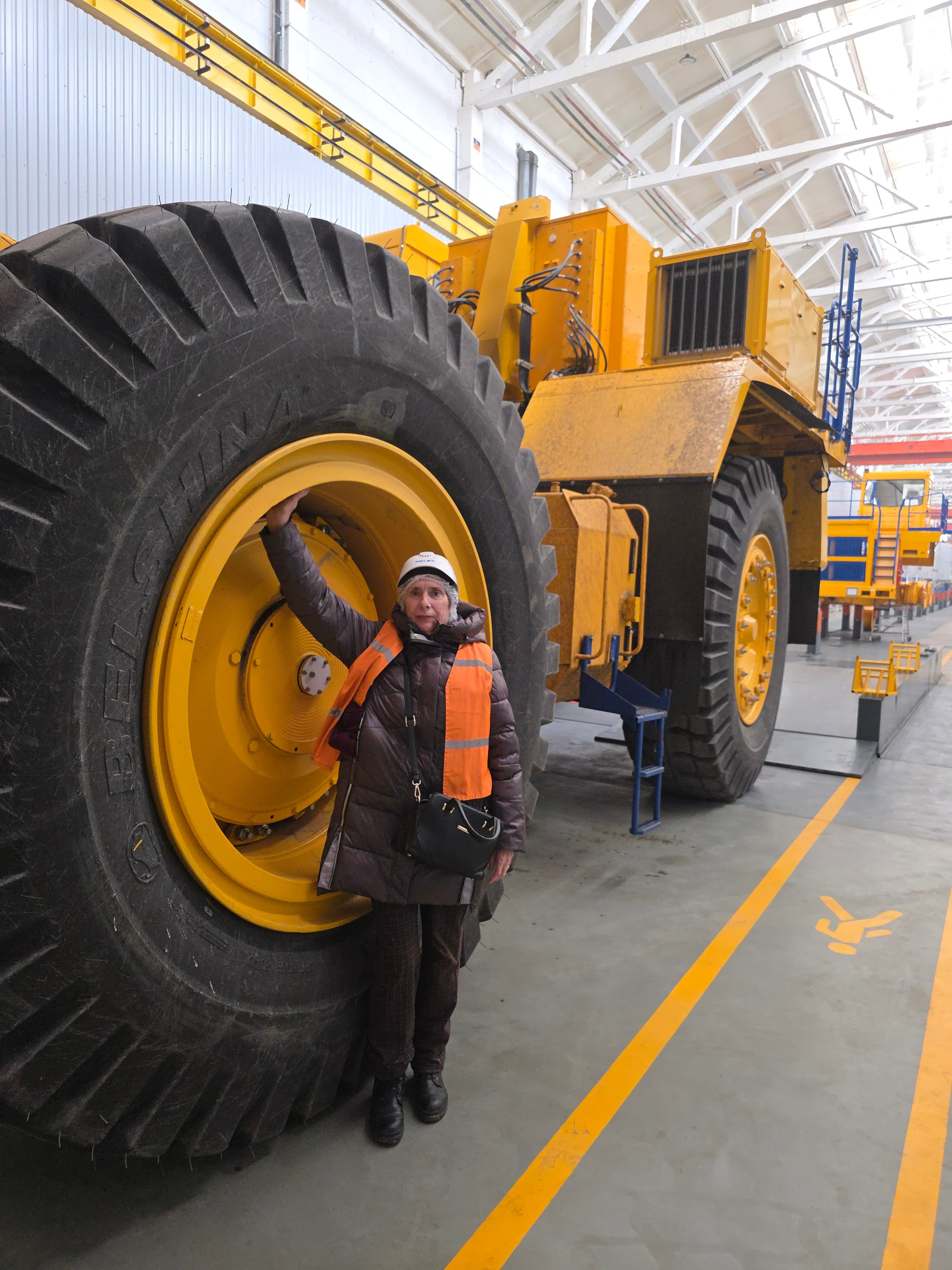 Конвейер не такой впечатляющий, как на тракторном заводе. Зато сама техника удивляет размерами, мощью