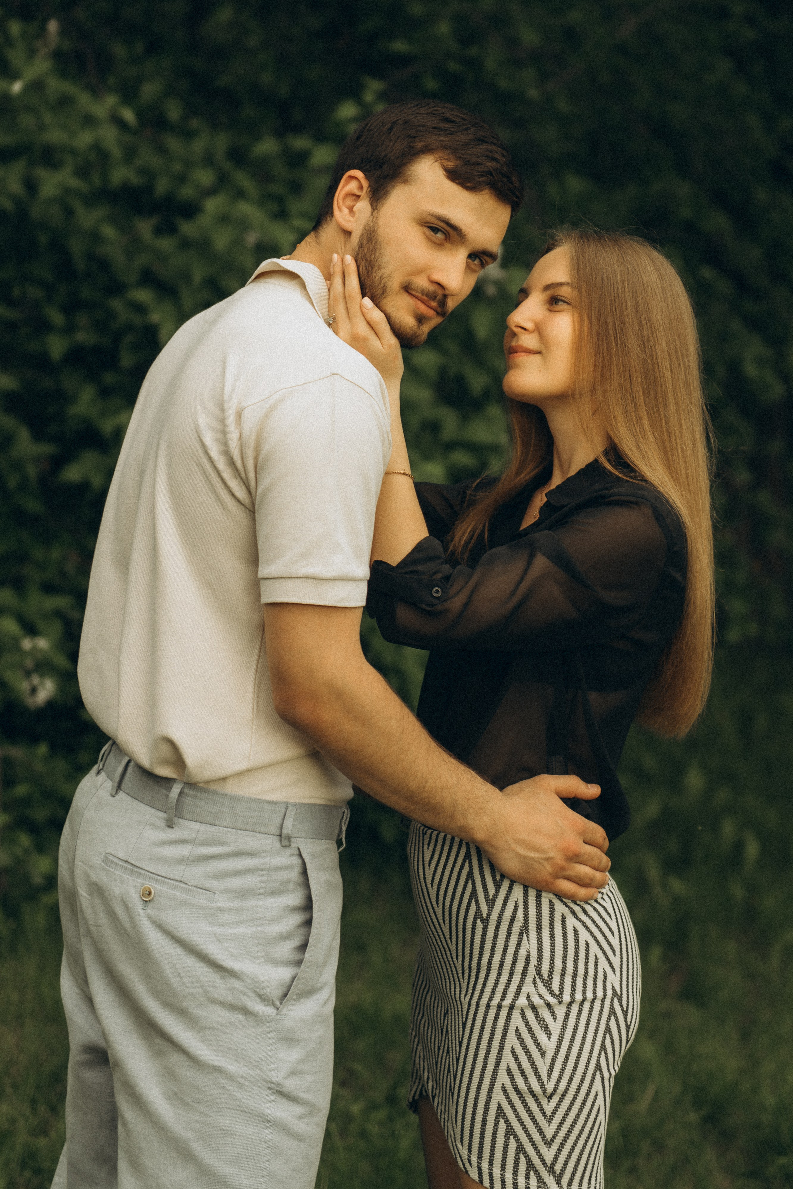 Искренний взгляд и объятия влюбленных. Летняя фотосессия для двоих в Новосибирске, Михайловская набережная, фотограф Василий Дан.