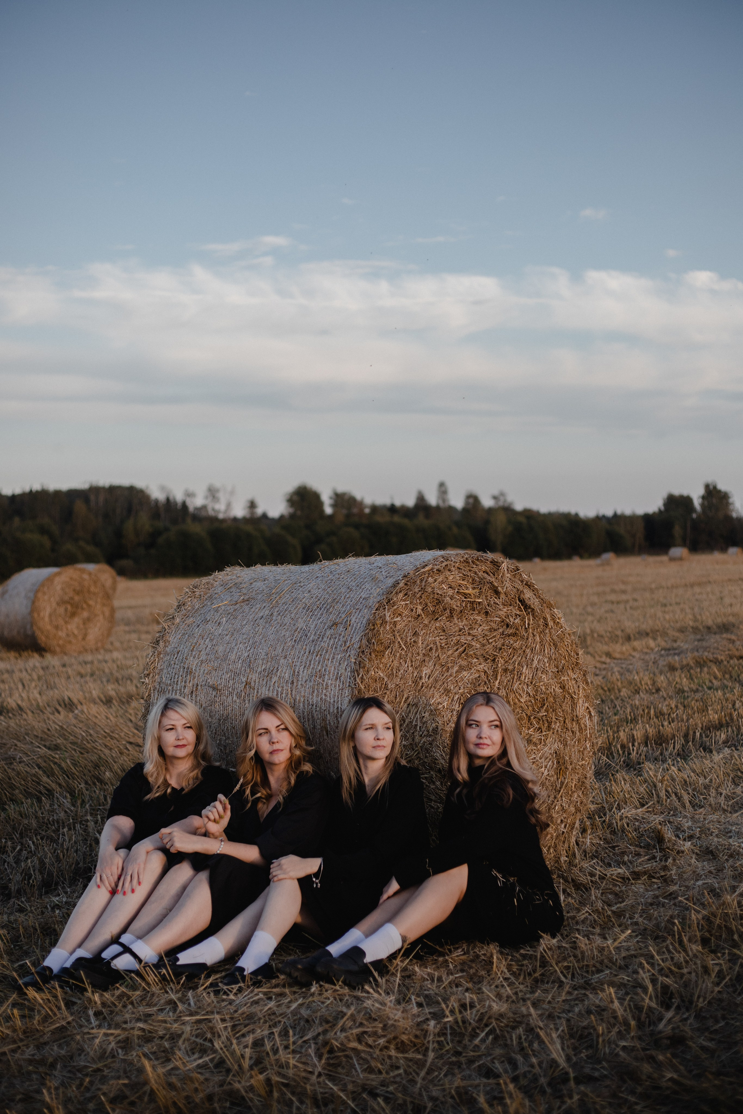 Однажды сестры в поле :)