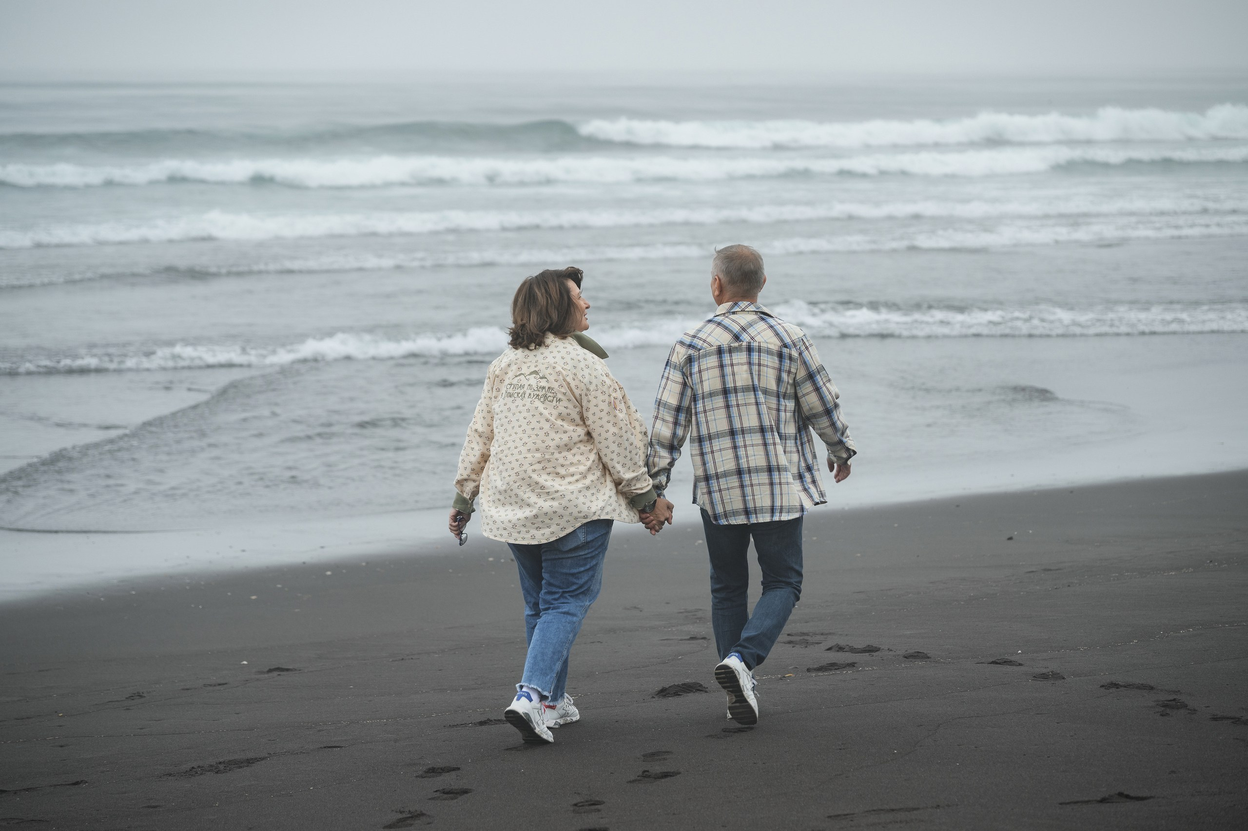 Семейная фотосъемка на берегу океана в Петропавловске-Камчатском. Семейная фотосессия на фоне вулканов в Петропавловске-Камчатском. Искренние семейные фотографии на камчатском побережье. Семейная любовь и дикая природа Камчатки в кадре.