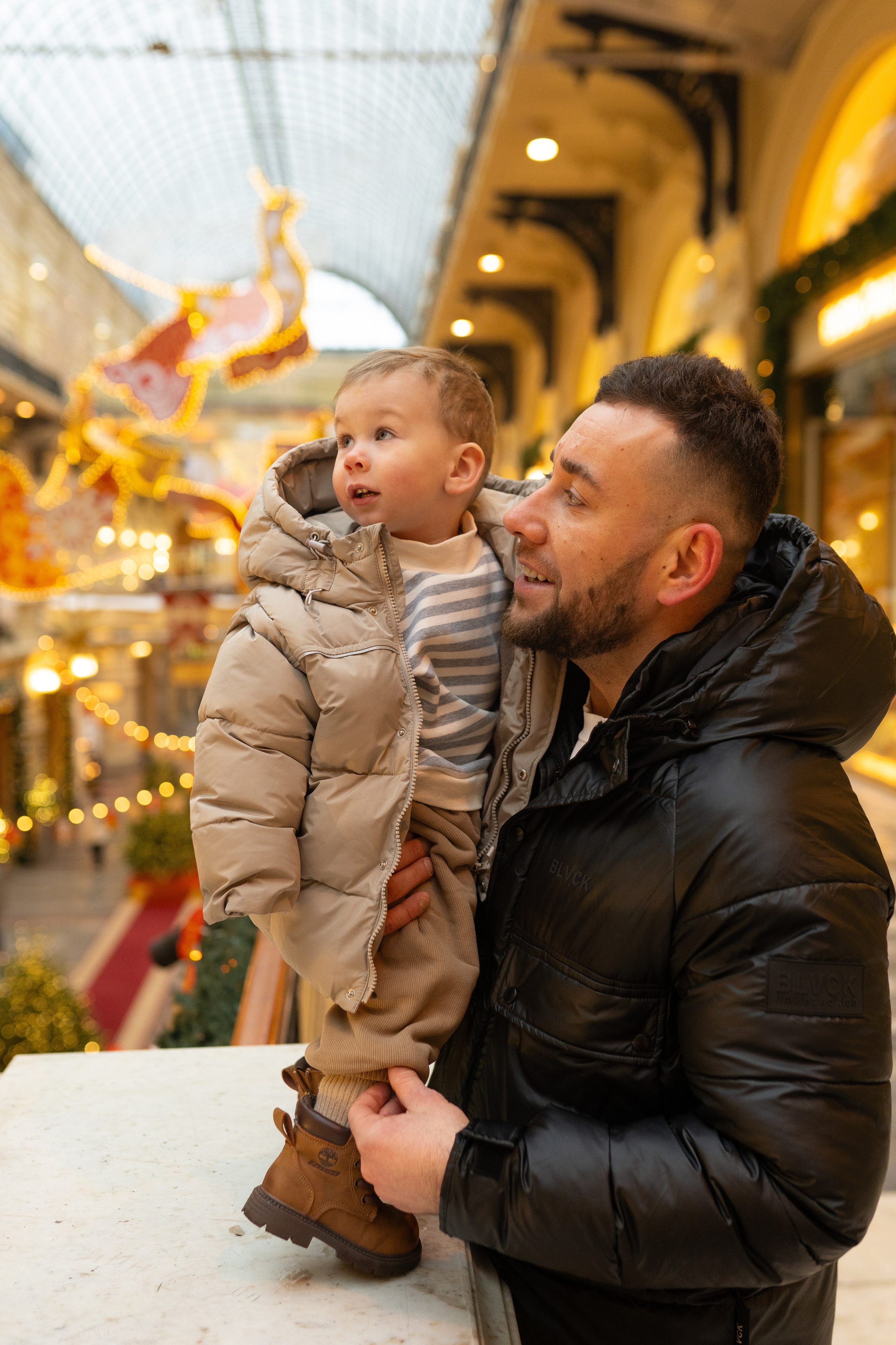 Павел, Егор и Наталия на ГУМ Ярмарке. Свадебный фотограф в Москве Анна Полушина