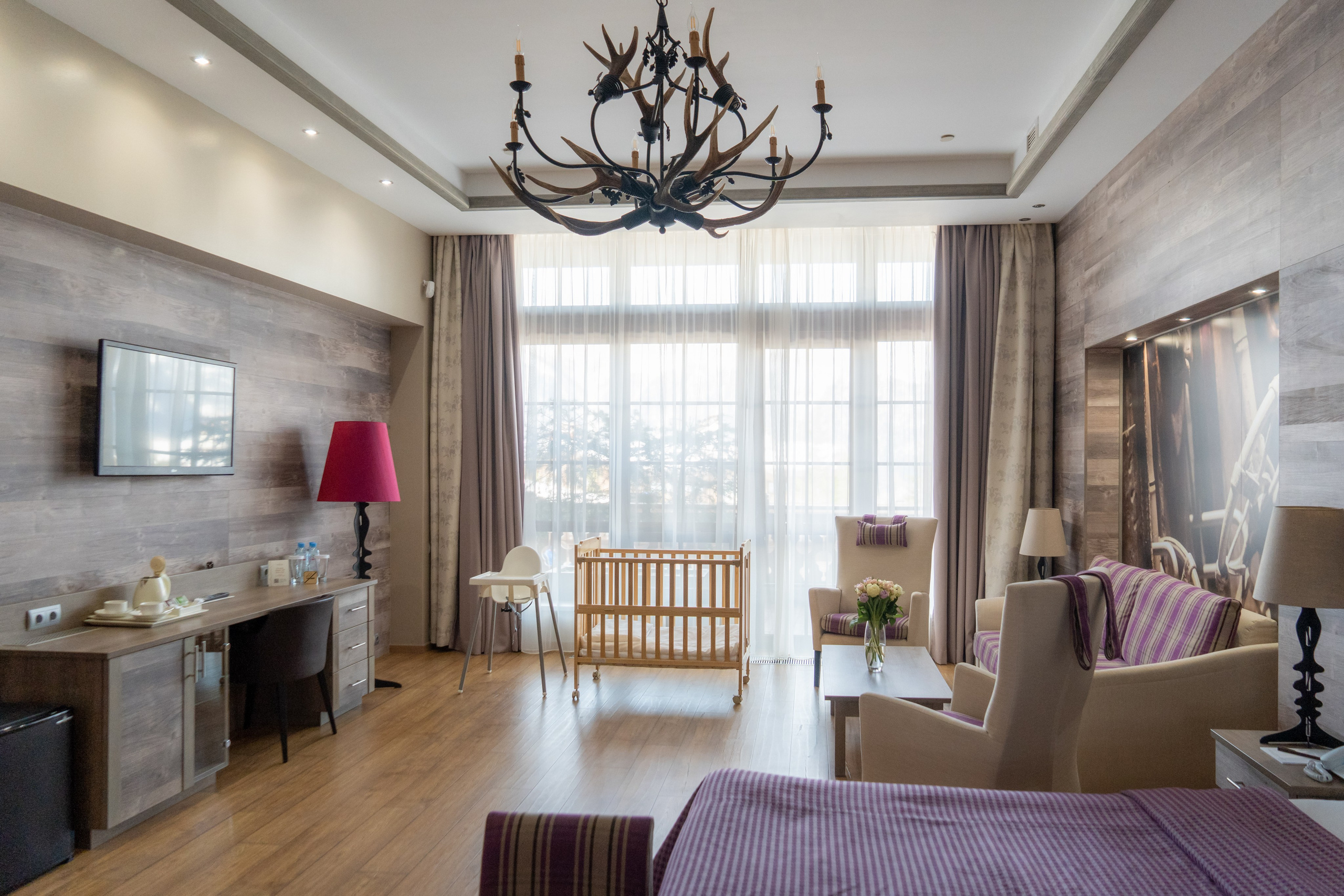 Номер полулюкс в отеле 1389 Газпром Поляна с детскими принадлежностями. Репортажный фотограф в Красной Поляне и Сочи Павлюченко Екатерина