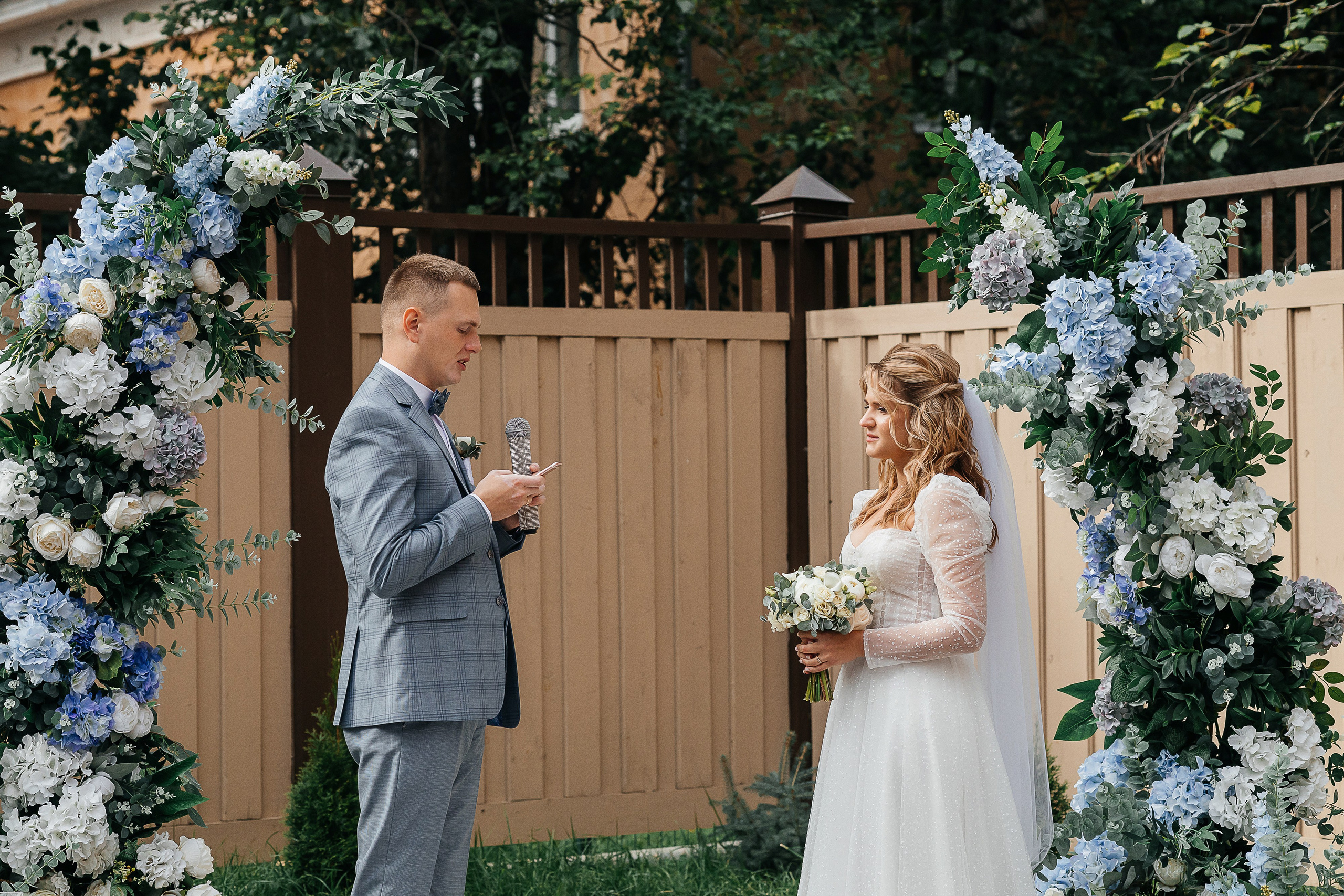 Трогательная выездная церемония в уютном дворике отеля. Олег Сверчков | Свадебный фотограф Вологда