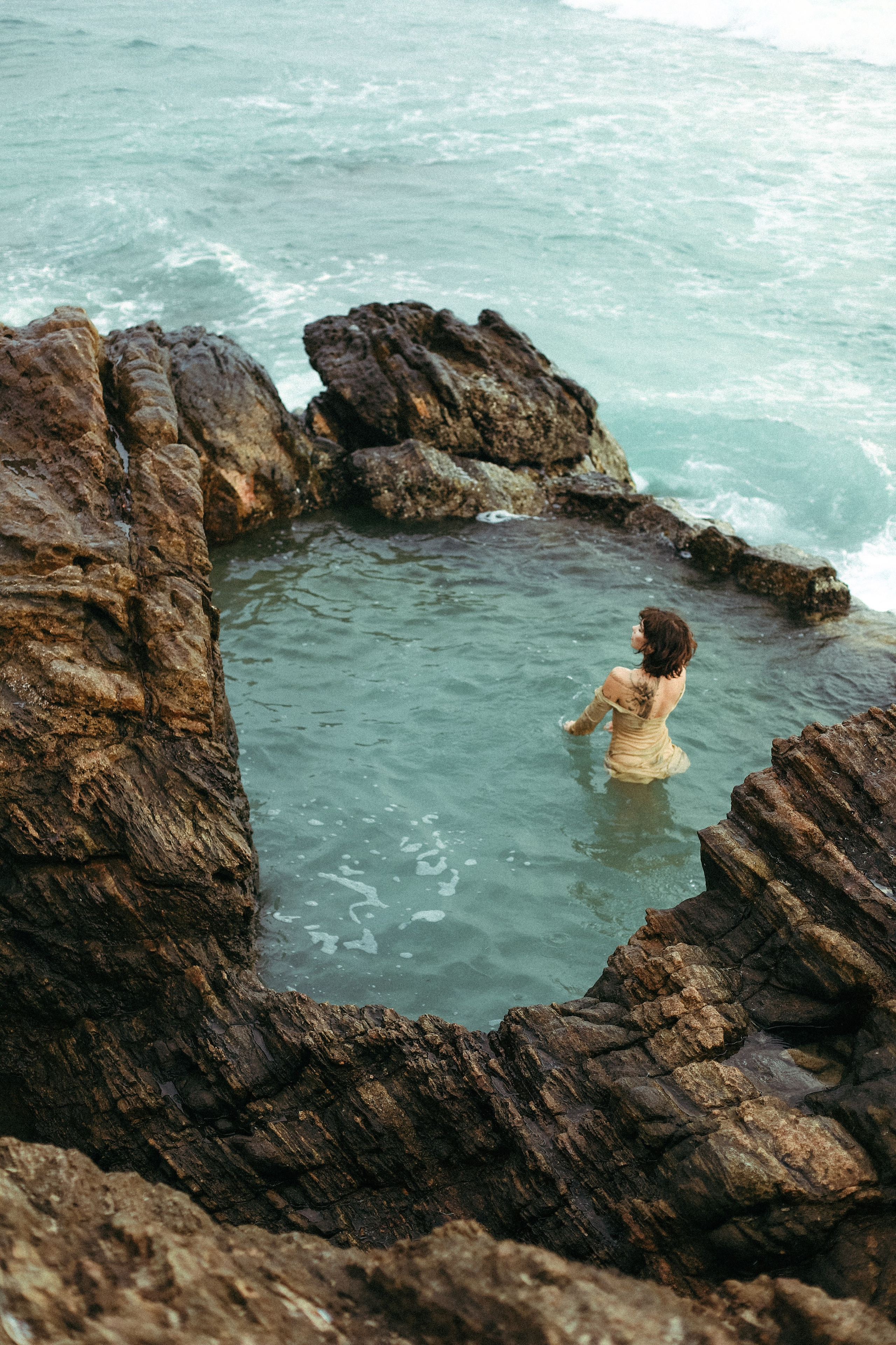 Эстетичные кадры на закате: девушка в прозрачном платье на камнях у отеля Naomi Beach | Нюд-фото. Фотограф на Шри-Ланке