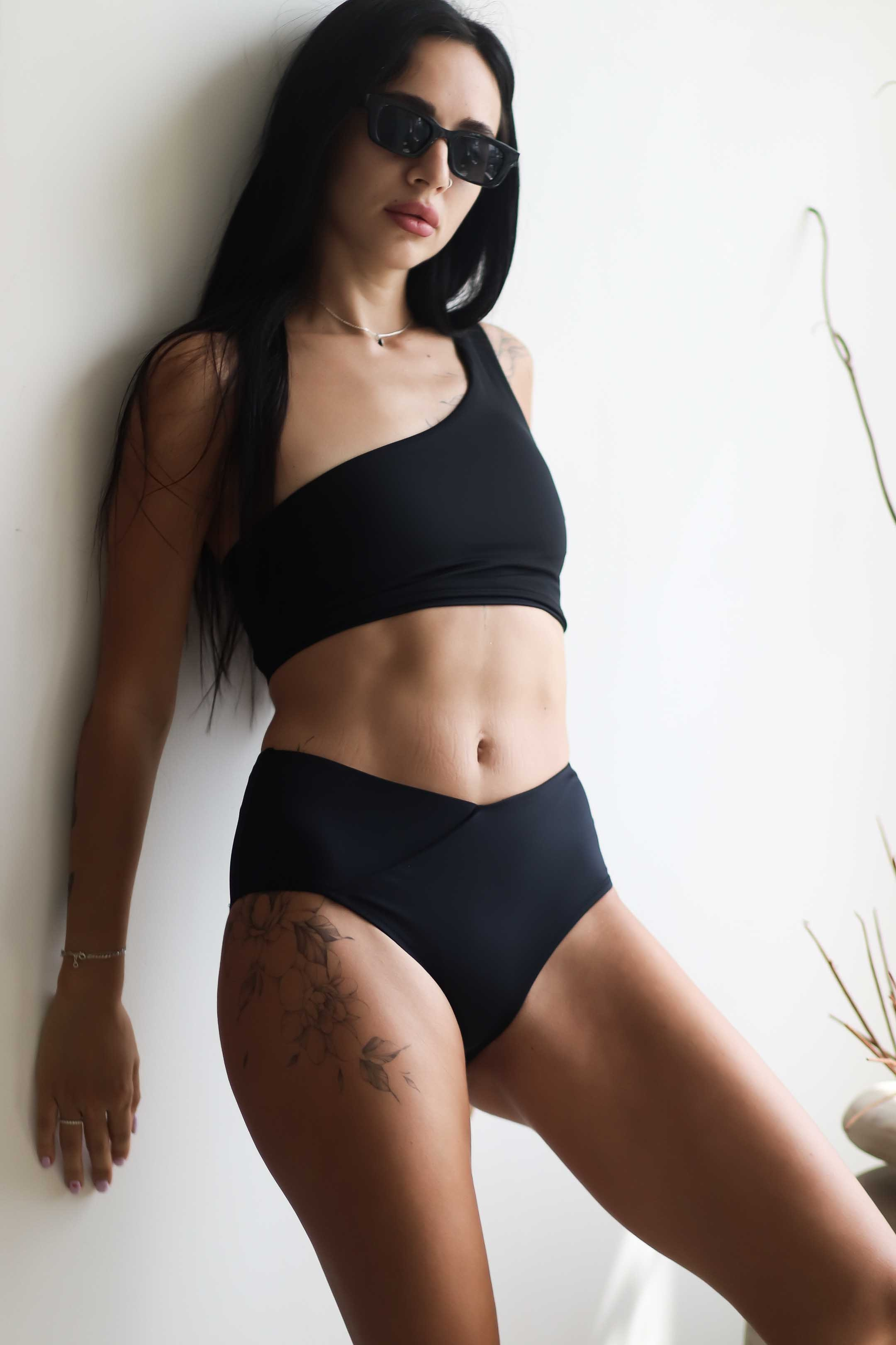 Коллекция купальников бикини. Фотограф на Шри-Ланке