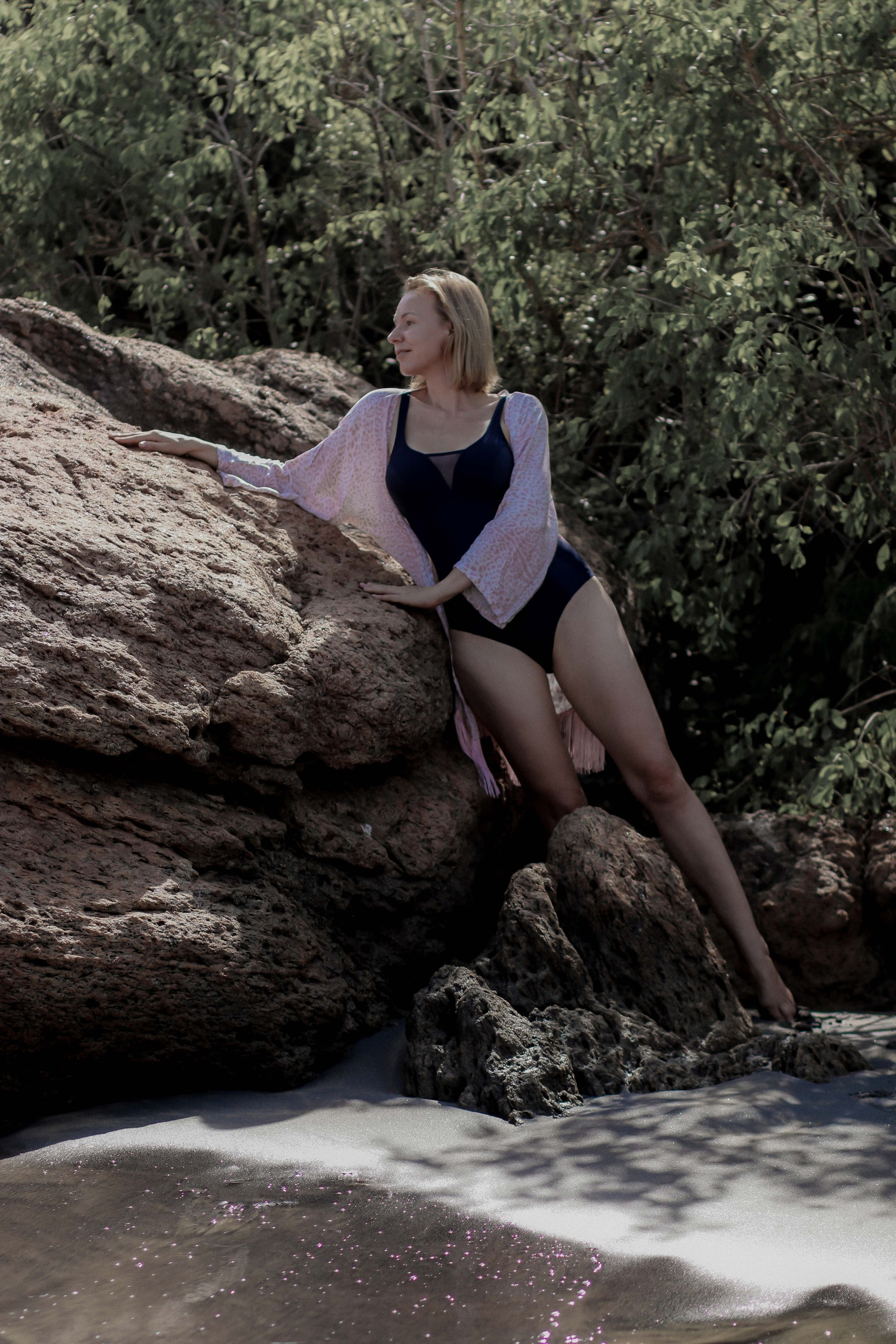 Экспресс-съемка 30 мин: девушка с серфом в воде на пляже Поттувиль Шри-Ланка. Фотограф на Шри-Ланке