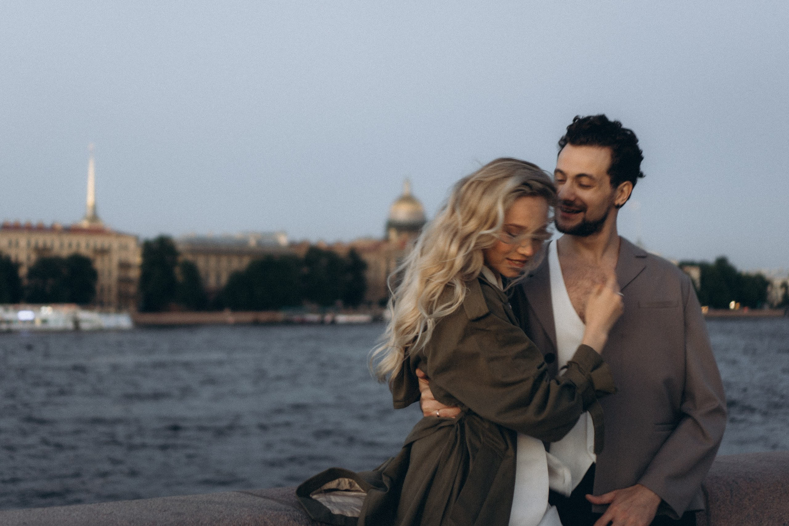 СВАДЕБНАЯ СЬЕМКА ПАРЫ НА РАССВЕТЕ В БЕЛЫЕ НОЧИ И ПРОГУЛКА С РАЗВОДНЫМИ МОСТАМИ И ПИКНИК ВОЗЛЕ ИСАКИЕВСКОГО СОБОРА. Профессиональный фотограф, Санкт-Петербург — Виктория Богомолова