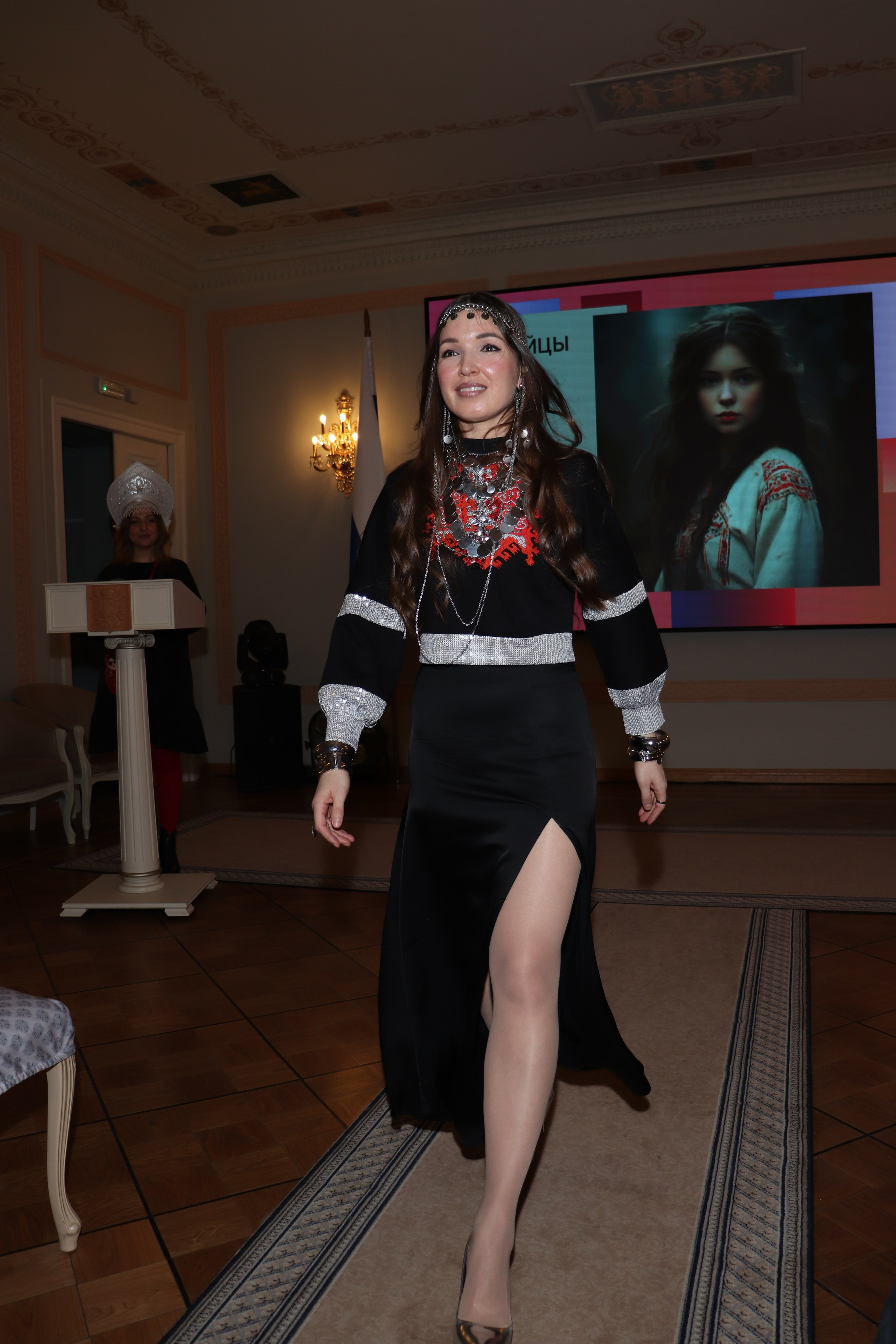 Показ-дефиле «КУЛЬТУРНЫЙ КОД В ОБРАЗЕ» от РОО «Сибирское землячество в Санкт-Петербурге» (6 марта 2025). Ивентный фотограф в Санкт-Петербурге Олег Комков