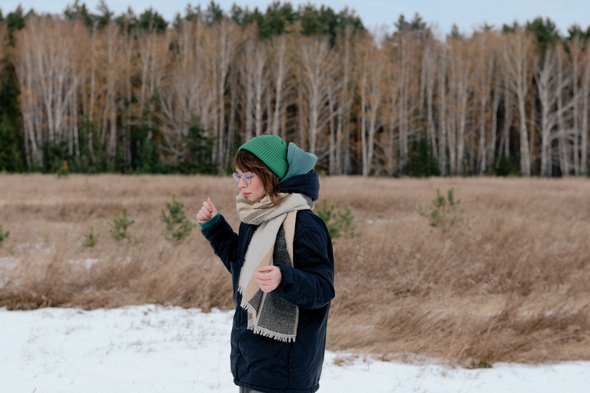 Женский портрет на природе: зимняя прогулка в лесу