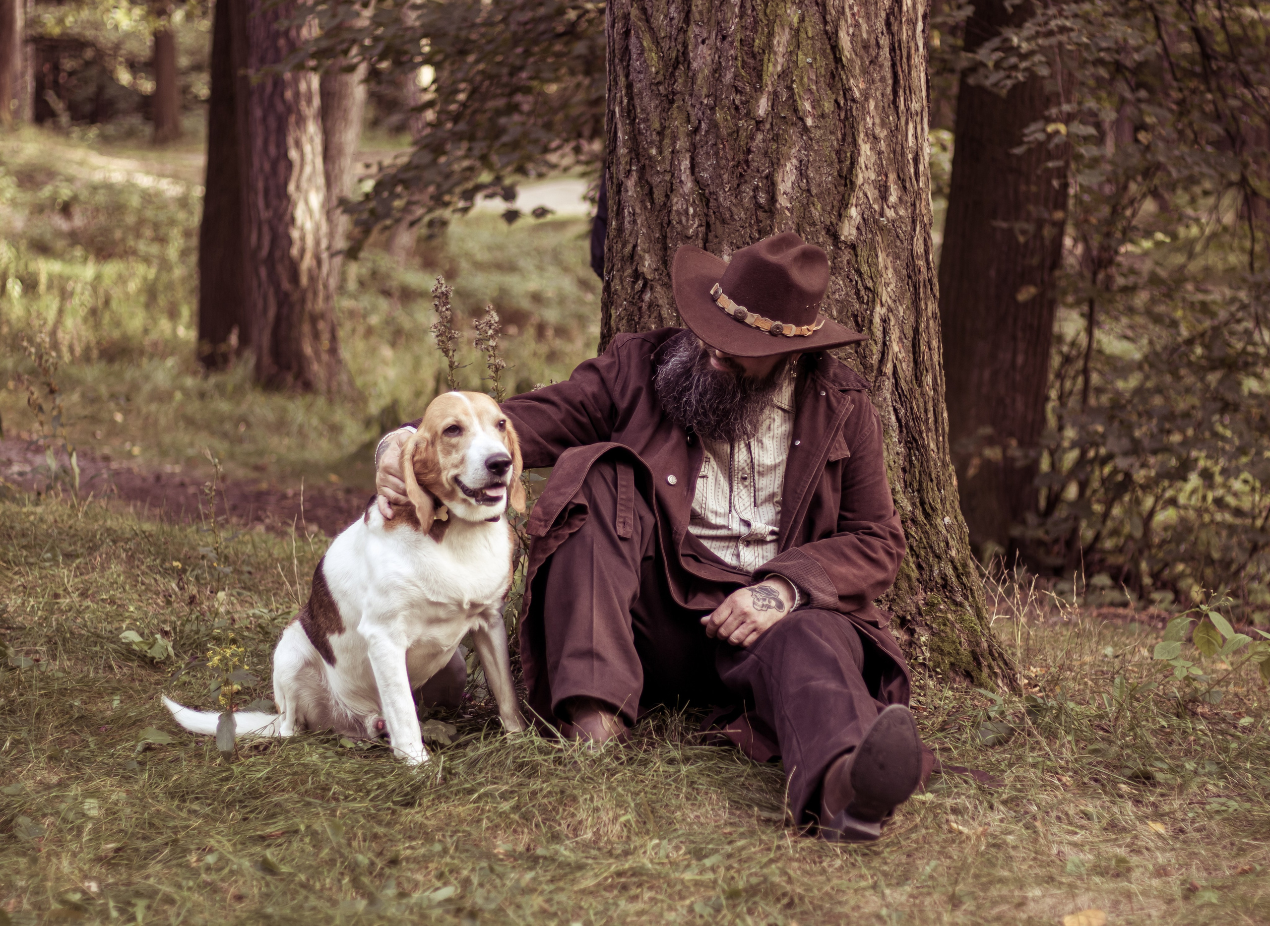 Мужчина в лесу с собакой, стиль бохо, атмосферная фотосессия • фотограф Карасёва Елена